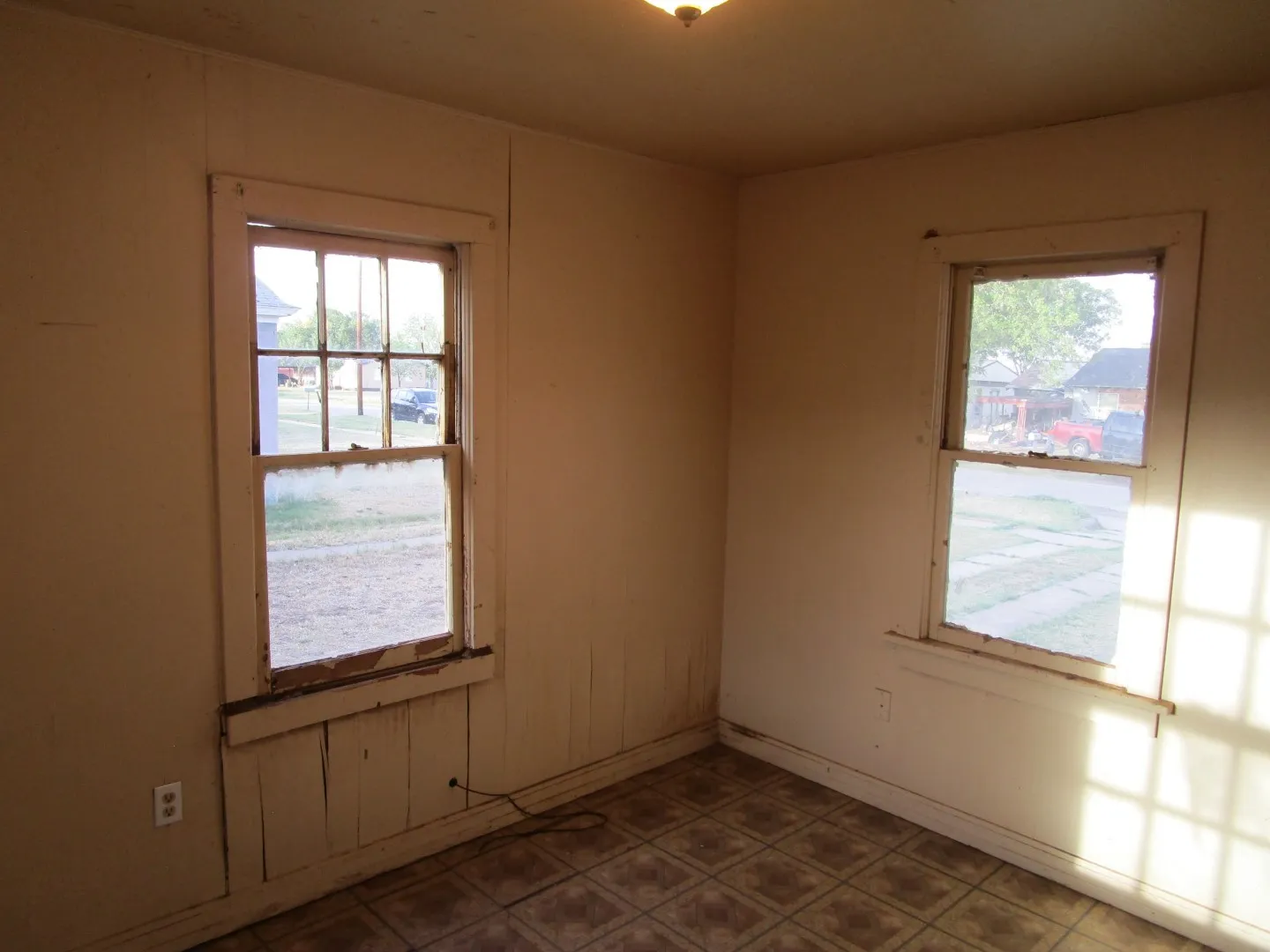 Single Family Residence For Sale in Hall County , 717 S 5th Street, Memphis, Texas 79245, 2 Bedroom, 1 Bathroom, 1 Garage spaces, 784 Sqft, built in 1960, mls#21366391, Real Estate Agent in Memphis, Homes For Sale in Hall county, Homes For Sale in Memphis, Realtor in Memphis Texas, Real Estate Brokerage Independent Realty Texas, Luminita Cordes Realtor