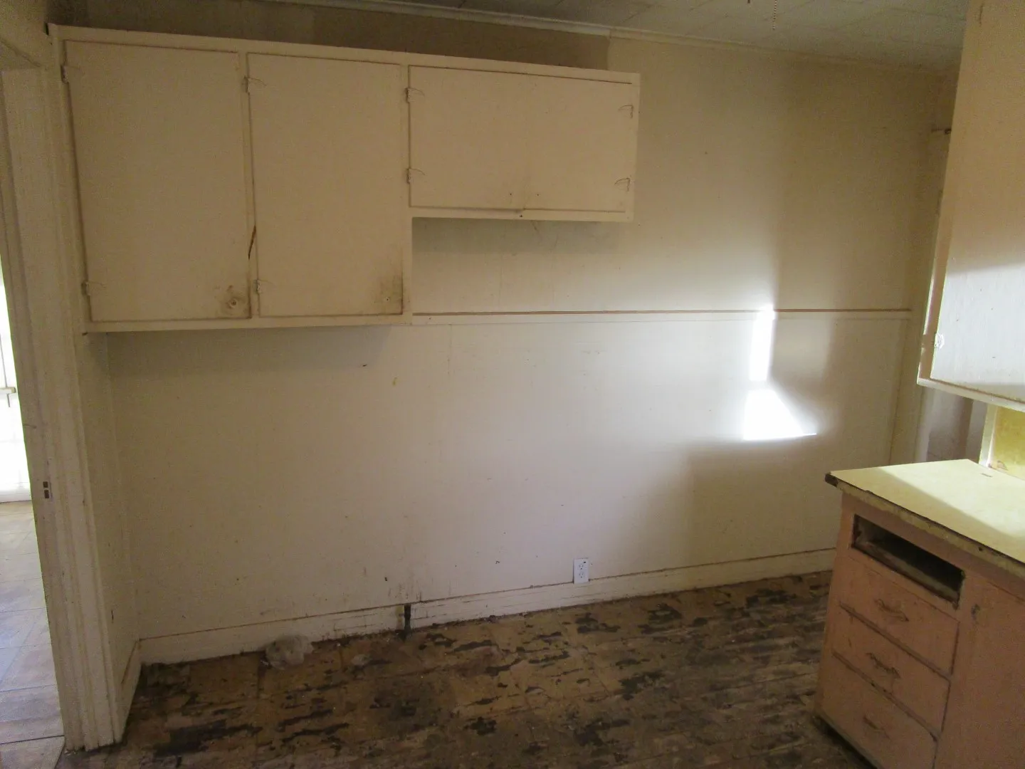 Single Family Residence For Sale in Hall County , 717 S 5th Street, Memphis, Texas 79245, 2 Bedroom, 1 Bathroom, 1 Garage spaces, 784 Sqft, built in 1960, mls#21366391, Real Estate Agent in Memphis, Homes For Sale in Hall county, Homes For Sale in Memphis, Realtor in Memphis Texas, Real Estate Brokerage Independent Realty Texas, Luminita Cordes Realtor