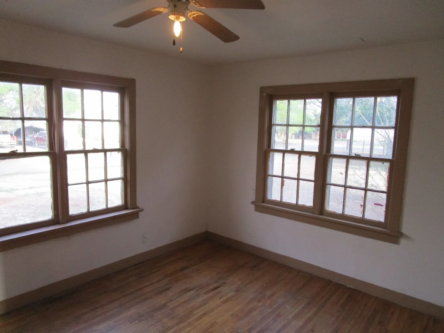 Single Family Residence For Sale in Hall County , 717 S 5th Street, Memphis, Texas 79245, 2 Bedroom, 1 Bathroom, 1 Garage spaces, 784 Sqft, built in 1960, mls#21366391, Real Estate Agent in Memphis, Homes For Sale in Hall county, Homes For Sale in Memphis, Realtor in Memphis Texas, Real Estate Brokerage Independent Realty Texas, Luminita Cordes Realtor