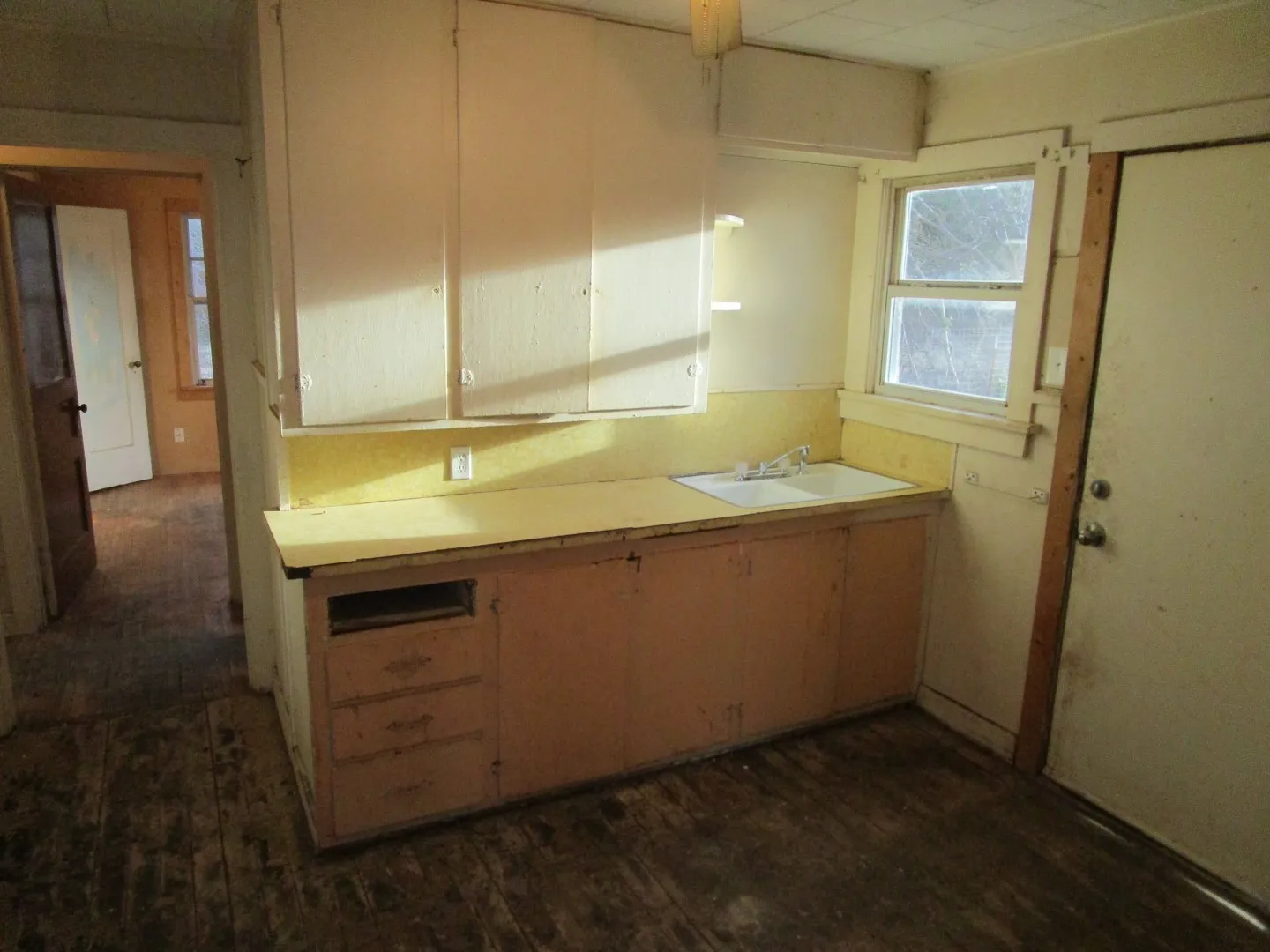Single Family Residence For Sale in Hall County , 717 S 5th Street, Memphis, Texas 79245, 2 Bedroom, 1 Bathroom, 1 Garage spaces, 784 Sqft, built in 1960, mls#21366391, Real Estate Agent in Memphis, Homes For Sale in Hall county, Homes For Sale in Memphis, Realtor in Memphis Texas, Real Estate Brokerage Independent Realty Texas, Luminita Cordes Realtor