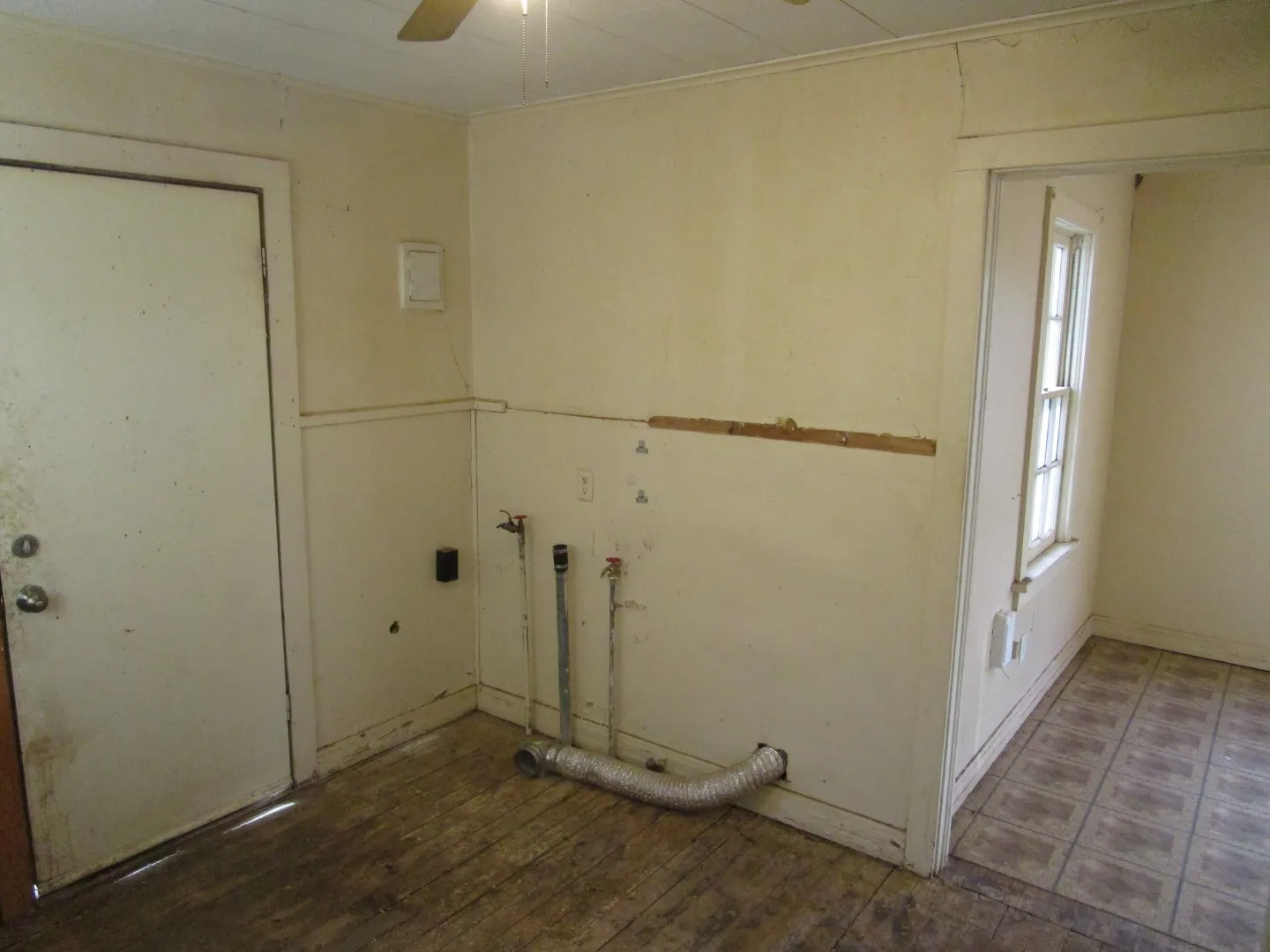 Single Family Residence For Sale in Hall County , 717 S 5th Street, Memphis, Texas 79245, 2 Bedroom, 1 Bathroom, 1 Garage spaces, 784 Sqft, built in 1960, mls#21366391, Real Estate Agent in Memphis, Homes For Sale in Hall county, Homes For Sale in Memphis, Realtor in Memphis Texas, Real Estate Brokerage Independent Realty Texas, Luminita Cordes Realtor