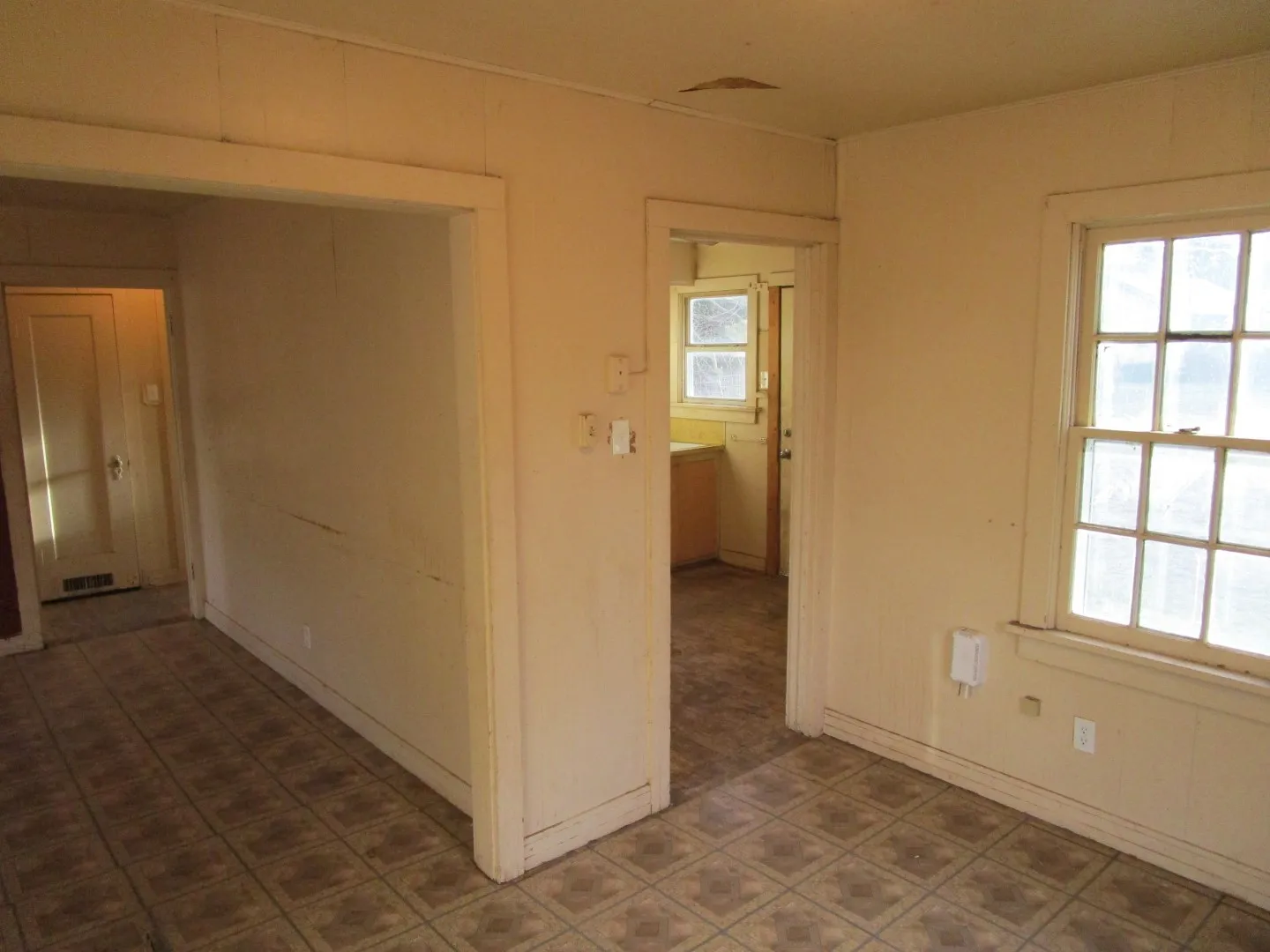 Single Family Residence For Sale in Hall County , 717 S 5th Street, Memphis, Texas 79245, 2 Bedroom, 1 Bathroom, 1 Garage spaces, 784 Sqft, built in 1960, mls#21366391, Real Estate Agent in Memphis, Homes For Sale in Hall county, Homes For Sale in Memphis, Realtor in Memphis Texas, Real Estate Brokerage Independent Realty Texas, Luminita Cordes Realtor