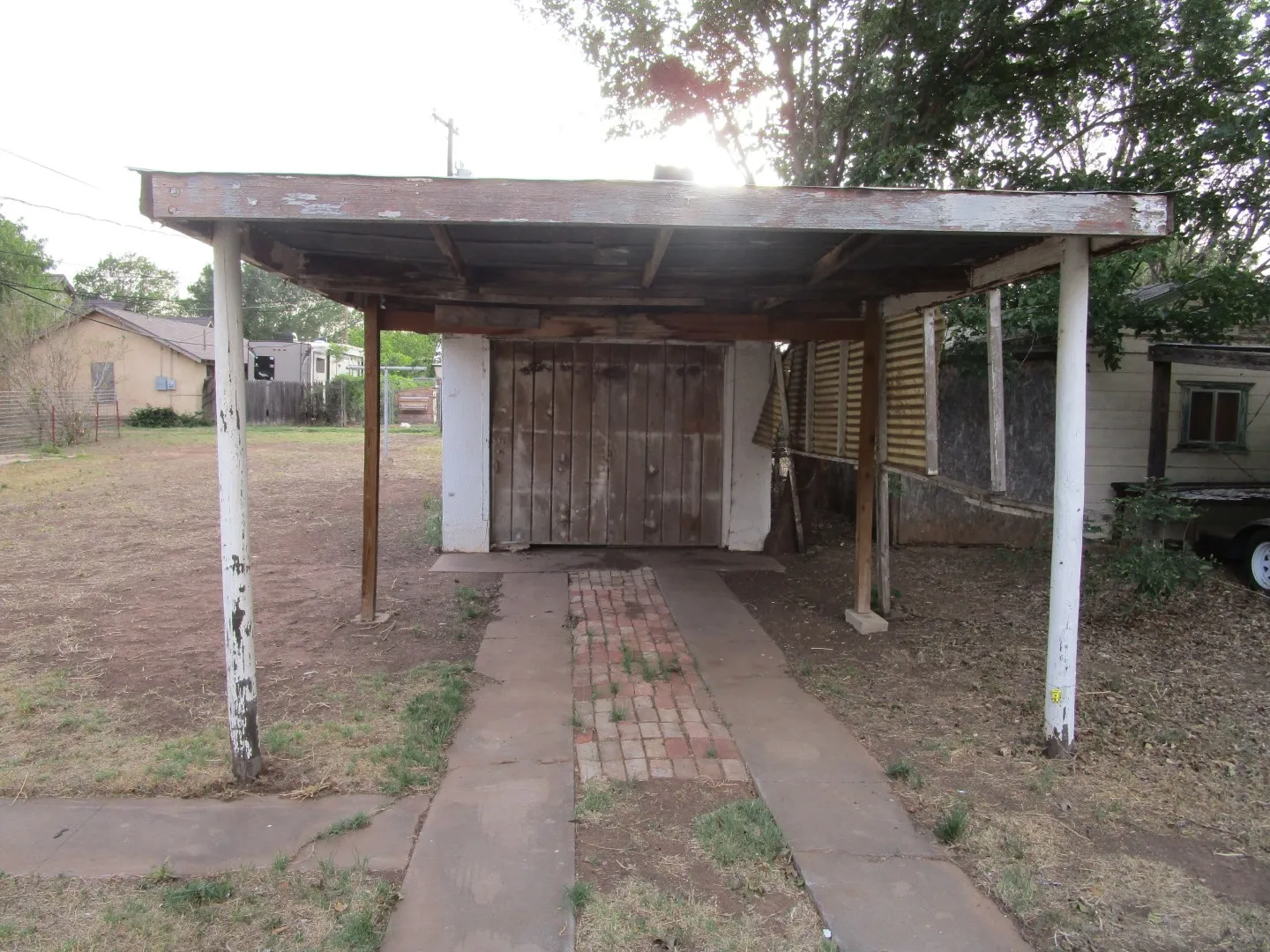 Single Family Residence For Sale in Hall County , 717 S 5th Street, Memphis, Texas 79245, 2 Bedroom, 1 Bathroom, 1 Garage spaces, 784 Sqft, built in 1960, mls#21366391, Real Estate Agent in Memphis, Homes For Sale in Hall county, Homes For Sale in Memphis, Realtor in Memphis Texas, Real Estate Brokerage Independent Realty Texas, Luminita Cordes Realtor