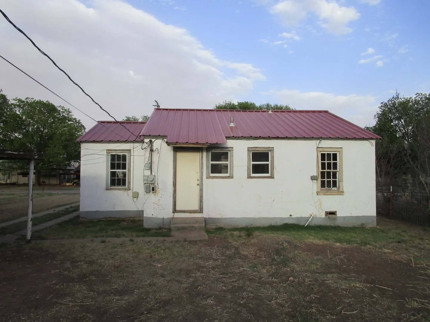Single Family Residence For Sale in Hall County , 717 S 5th Street, Memphis, Texas 79245, 2 Bedroom, 1 Bathroom, 1 Garage spaces, 784 Sqft, built in 1960, mls#21366391, Real Estate Agent in Memphis, Homes For Sale in Hall county, Homes For Sale in Memphis, Realtor in Memphis Texas, Real Estate Brokerage Independent Realty Texas, Luminita Cordes Realtor