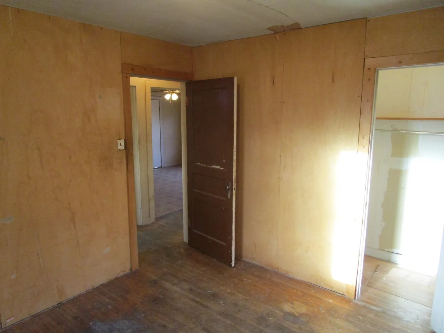 Single Family Residence For Sale in Hall County , 717 S 5th Street, Memphis, Texas 79245, 2 Bedroom, 1 Bathroom, 1 Garage spaces, 784 Sqft, built in 1960, mls#21366391, Real Estate Agent in Memphis, Homes For Sale in Hall county, Homes For Sale in Memphis, Realtor in Memphis Texas, Real Estate Brokerage Independent Realty Texas, Luminita Cordes Realtor