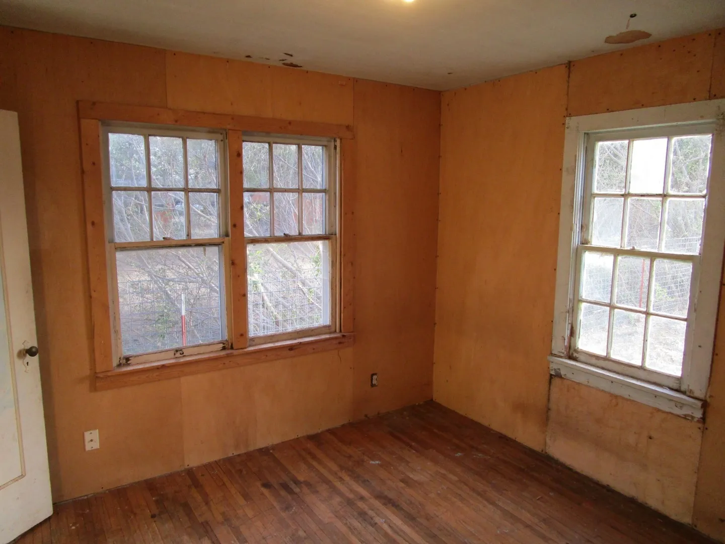 Single Family Residence For Sale in Hall County , 717 S 5th Street, Memphis, Texas 79245, 2 Bedroom, 1 Bathroom, 1 Garage spaces, 784 Sqft, built in 1960, mls#21366391, Real Estate Agent in Memphis, Homes For Sale in Hall county, Homes For Sale in Memphis, Realtor in Memphis Texas, Real Estate Brokerage Independent Realty Texas, Luminita Cordes Realtor