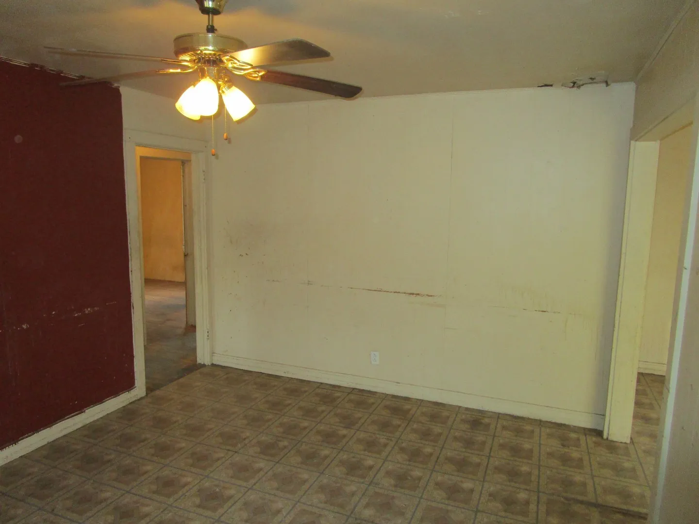 Single Family Residence For Sale in Hall County , 717 S 5th Street, Memphis, Texas 79245, 2 Bedroom, 1 Bathroom, 1 Garage spaces, 784 Sqft, built in 1960, mls#21366391, Real Estate Agent in Memphis, Homes For Sale in Hall county, Homes For Sale in Memphis, Realtor in Memphis Texas, Real Estate Brokerage Independent Realty Texas, Luminita Cordes Realtor