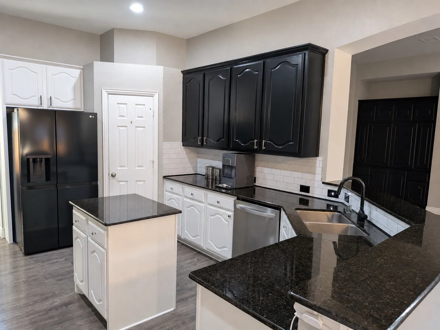 Single Family Residence For Sale in Rockwall County , 2360 Lake Forest Drive, Rockwall, Texas 75087, 5 Bedroom, 4 Bathroom, 3 Garage spaces, 4,099 Sqft, built in 2004, mls#21364632, Real Estate Agent in Rockwall, Homes For Sale in Rockwall county, Homes For Sale in Rockwall, Realtor in Rockwall Texas, Real Estate Brokerage Independent Realty Texas, Luminita Cordes Realtor