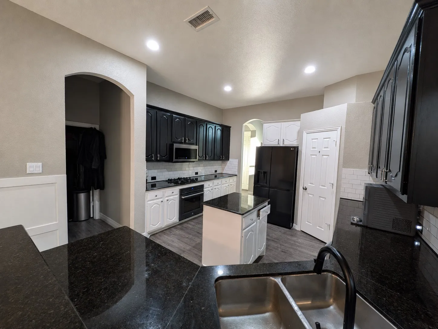 Single Family Residence For Sale in Rockwall County , 2360 Lake Forest Drive, Rockwall, Texas 75087, 5 Bedroom, 4 Bathroom, 3 Garage spaces, 4,099 Sqft, built in 2004, mls#21364632, Real Estate Agent in Rockwall, Homes For Sale in Rockwall county, Homes For Sale in Rockwall, Realtor in Rockwall Texas, Real Estate Brokerage Independent Realty Texas, Luminita Cordes Realtor