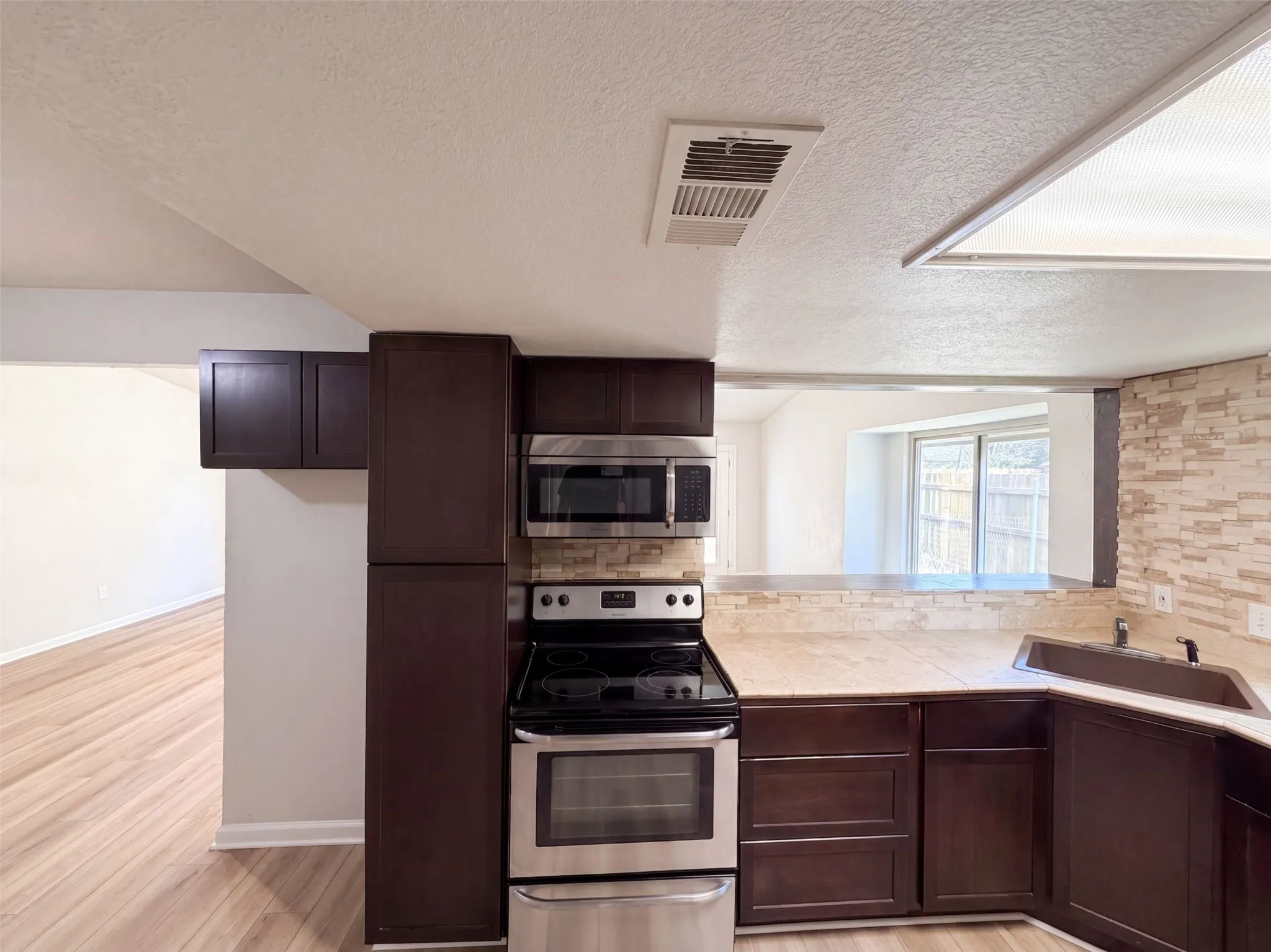 Single Family Residence For Sale in Tarrant County , 220 Grand Meadow Drive, Fort Worth, Texas 76108, 4 Bedroom, 2 Bathroom, 2 Garage spaces, 1,856 Sqft, built in 1981, mls#21365190, Real Estate Agent in Fort Worth, Homes For Sale in Tarrant county, Homes For Sale in Fort Worth, Realtor in Fort Worth Texas, Real Estate Brokerage Independent Realty Texas, Luminita Cordes Realtor