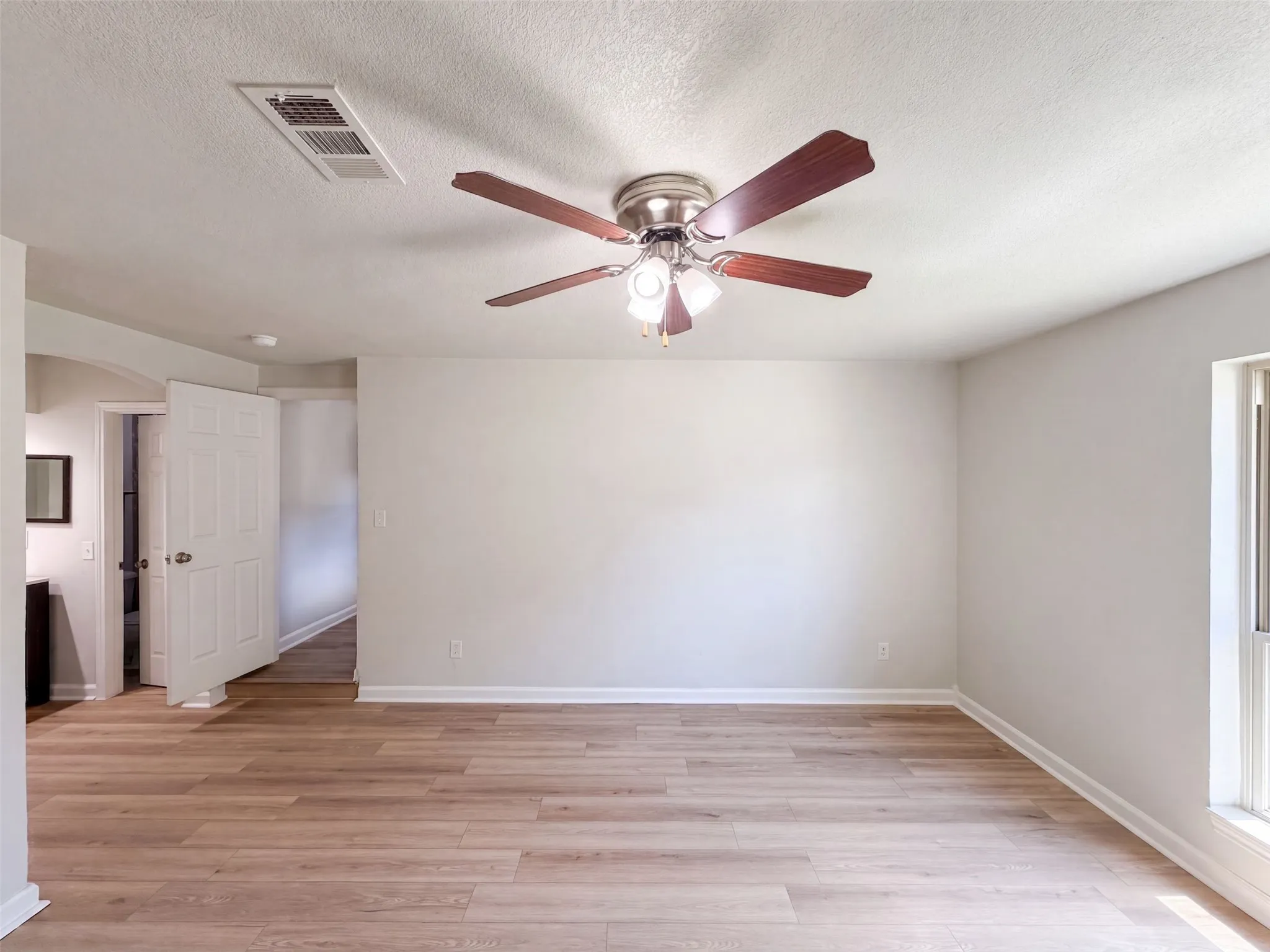 Single Family Residence For Sale in Tarrant County , 220 Grand Meadow Drive, Fort Worth, Texas 76108, 4 Bedroom, 2 Bathroom, 2 Garage spaces, 1,856 Sqft, built in 1981, mls#21365190, Real Estate Agent in Fort Worth, Homes For Sale in Tarrant county, Homes For Sale in Fort Worth, Realtor in Fort Worth Texas, Real Estate Brokerage Independent Realty Texas, Luminita Cordes Realtor