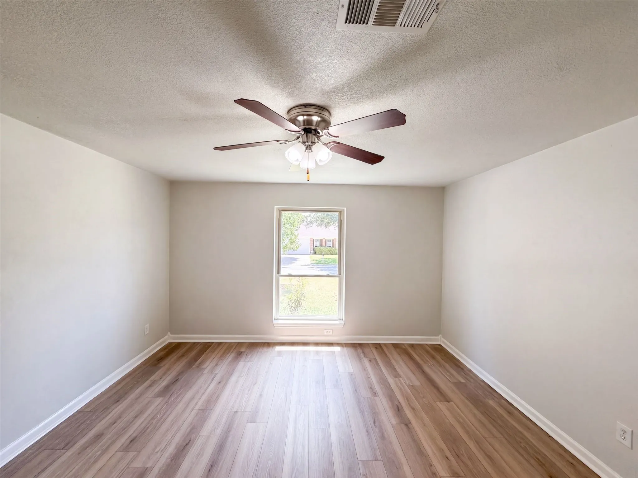 Single Family Residence For Sale in Tarrant County , 220 Grand Meadow Drive, Fort Worth, Texas 76108, 4 Bedroom, 2 Bathroom, 2 Garage spaces, 1,856 Sqft, built in 1981, mls#21365190, Real Estate Agent in Fort Worth, Homes For Sale in Tarrant county, Homes For Sale in Fort Worth, Realtor in Fort Worth Texas, Real Estate Brokerage Independent Realty Texas, Luminita Cordes Realtor