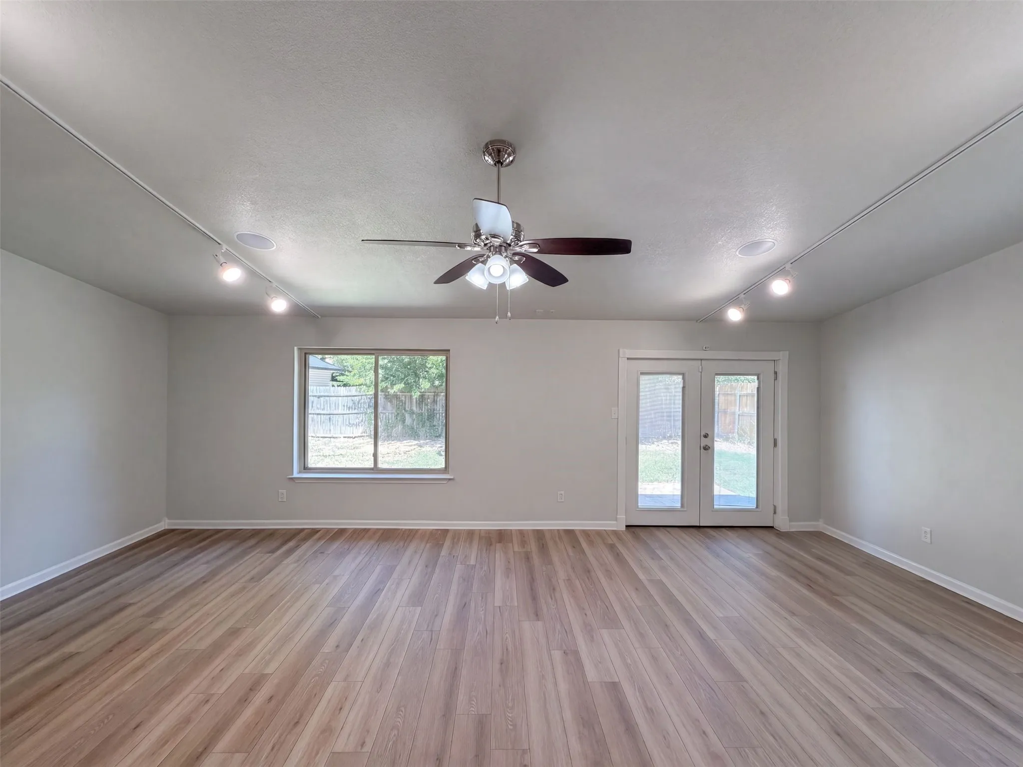 Single Family Residence For Sale in Tarrant County , 220 Grand Meadow Drive, Fort Worth, Texas 76108, 4 Bedroom, 2 Bathroom, 2 Garage spaces, 1,856 Sqft, built in 1981, mls#21365190, Real Estate Agent in Fort Worth, Homes For Sale in Tarrant county, Homes For Sale in Fort Worth, Realtor in Fort Worth Texas, Real Estate Brokerage Independent Realty Texas, Luminita Cordes Realtor