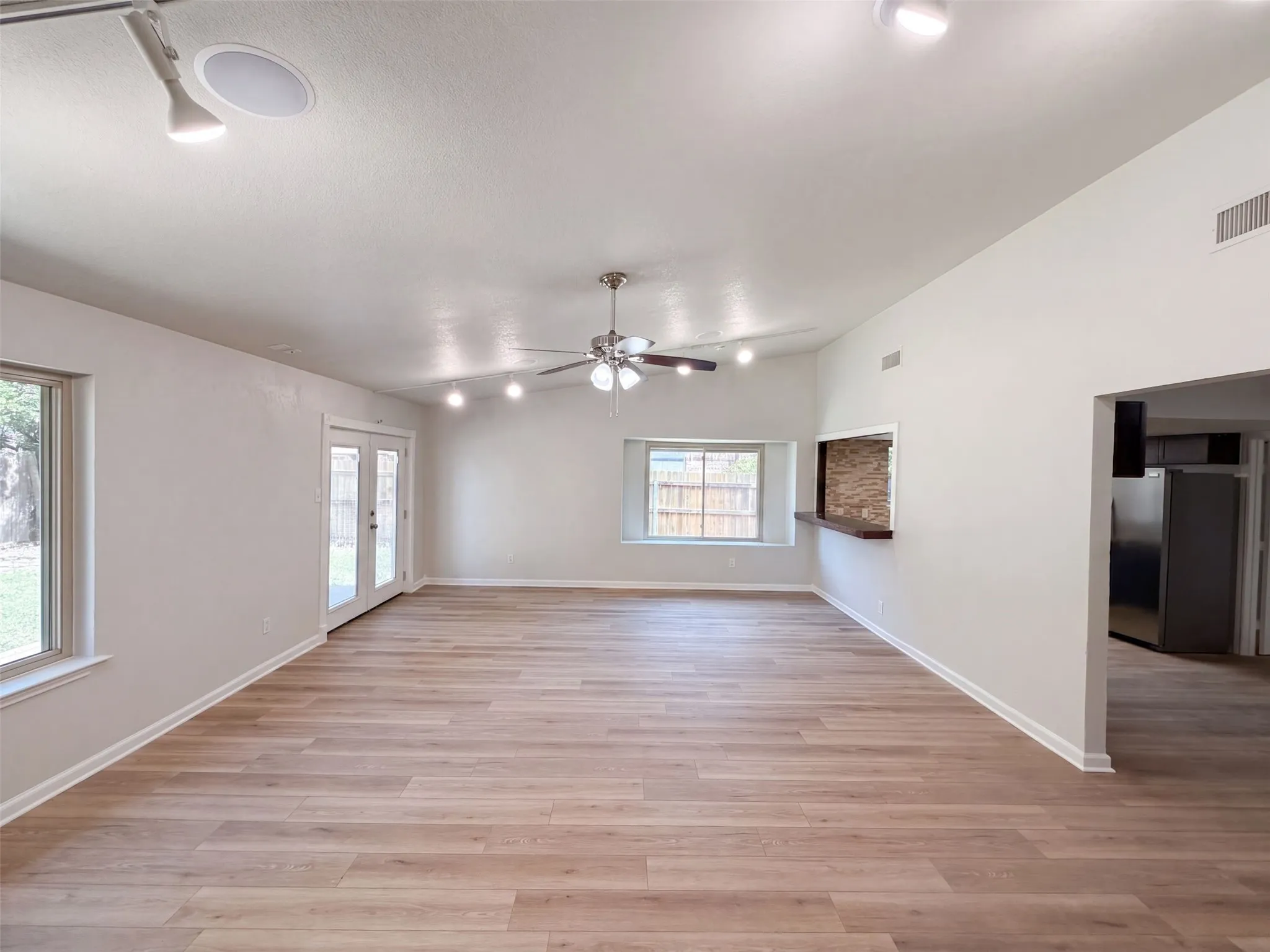 Single Family Residence For Sale in Tarrant County , 220 Grand Meadow Drive, Fort Worth, Texas 76108, 4 Bedroom, 2 Bathroom, 2 Garage spaces, 1,856 Sqft, built in 1981, mls#21365190, Real Estate Agent in Fort Worth, Homes For Sale in Tarrant county, Homes For Sale in Fort Worth, Realtor in Fort Worth Texas, Real Estate Brokerage Independent Realty Texas, Luminita Cordes Realtor