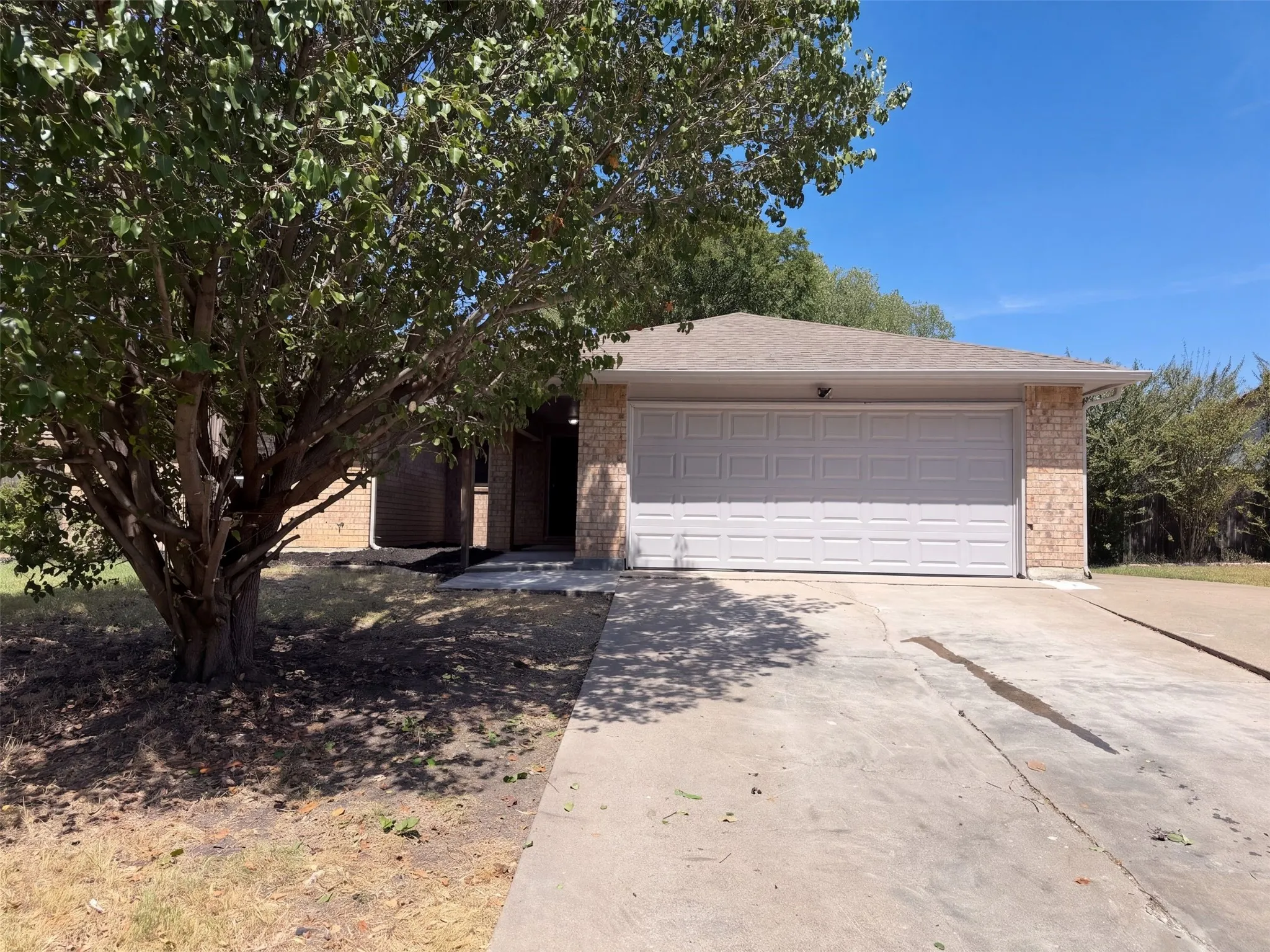 Single Family Residence For Sale in Tarrant County , 220 Grand Meadow Drive, Fort Worth, Texas 76108, 4 Bedroom, 2 Bathroom, 2 Garage spaces, 1,856 Sqft, built in 1981, mls#21365190, Real Estate Agent in Fort Worth, Homes For Sale in Tarrant county, Homes For Sale in Fort Worth, Realtor in Fort Worth Texas, Real Estate Brokerage Independent Realty Texas, Luminita Cordes Realtor