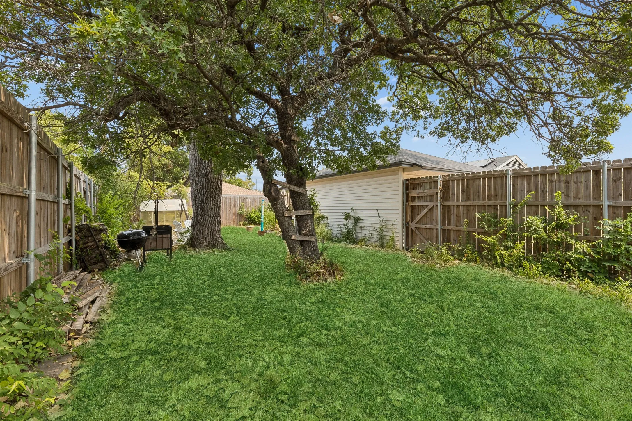 Single Family Residence For Sale in Dallas County , 2905 Highwood Drive, Dallas, Texas 75228, 3 Bedroom, 2 Bathroom, 2 Garage spaces, 1,318 Sqft, built in 1954, mls#21365254, Real Estate Agent in Dallas, Homes For Sale in Dallas county, Homes For Sale in Dallas, Realtor in Dallas Texas, Real Estate Brokerage Independent Realty Texas, Luminita Cordes Realtor