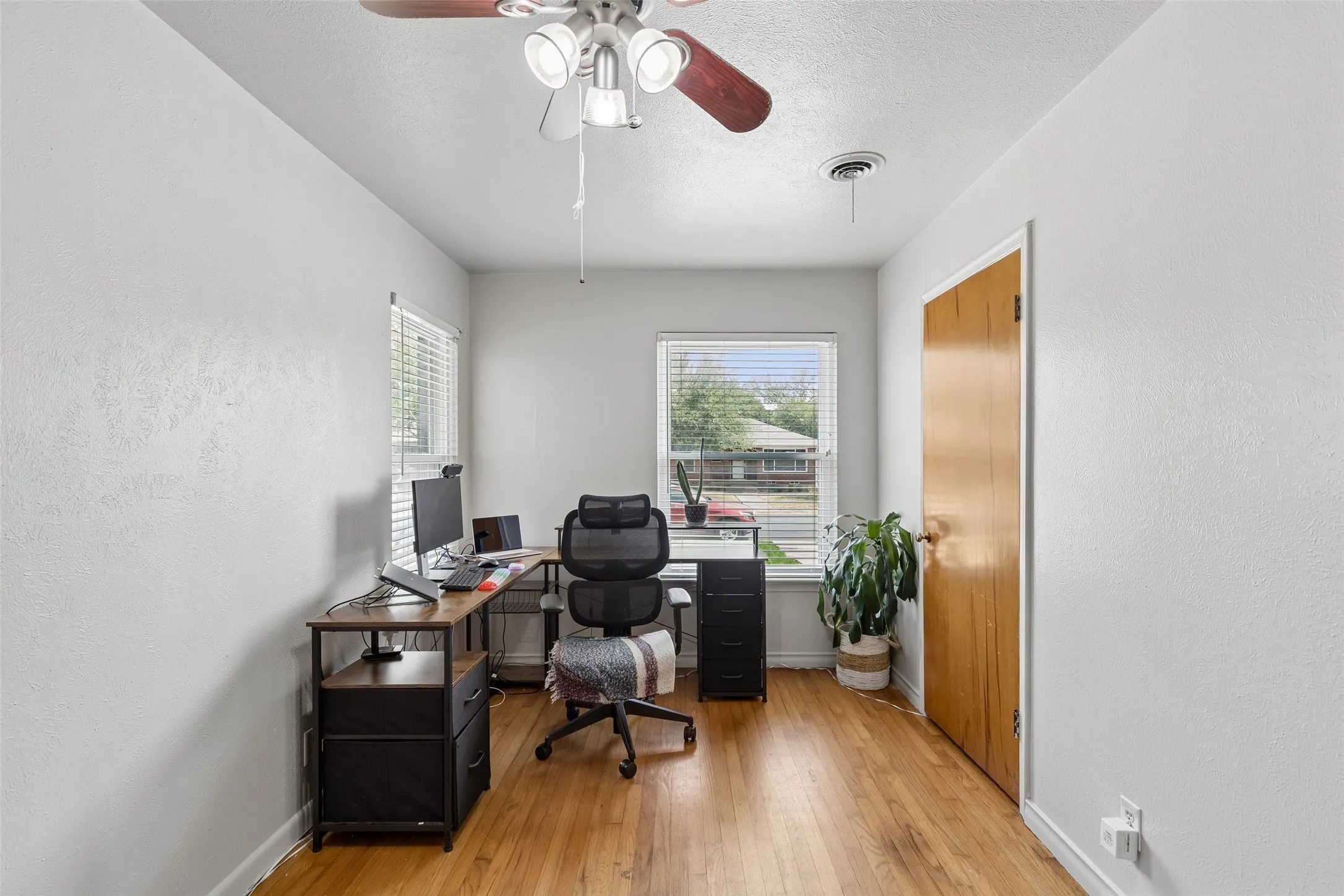 Single Family Residence For Sale in Dallas County , 2905 Highwood Drive, Dallas, Texas 75228, 3 Bedroom, 2 Bathroom, 2 Garage spaces, 1,318 Sqft, built in 1954, mls#21365254, Real Estate Agent in Dallas, Homes For Sale in Dallas county, Homes For Sale in Dallas, Realtor in Dallas Texas, Real Estate Brokerage Independent Realty Texas, Luminita Cordes Realtor