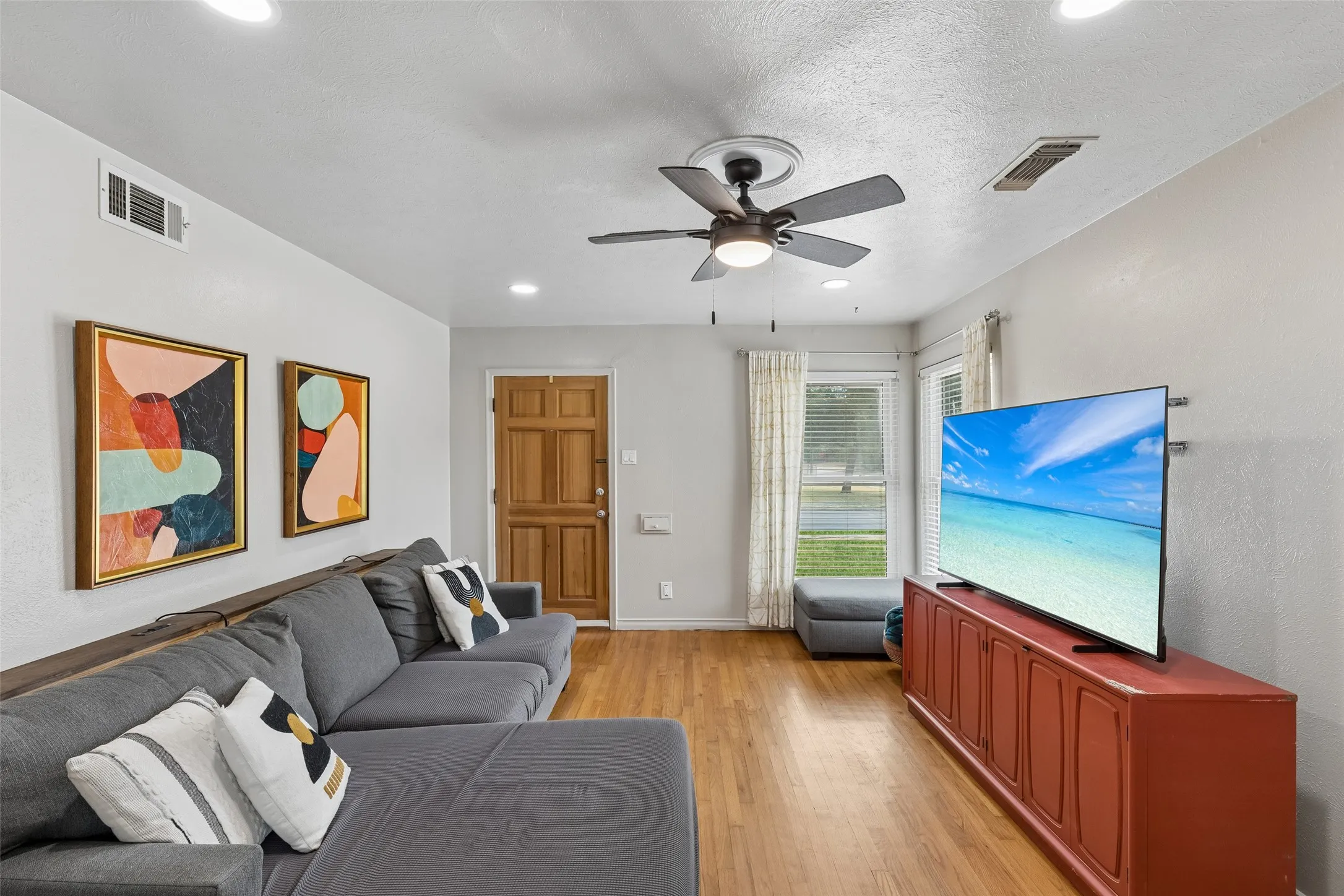 Single Family Residence For Sale in Dallas County , 2905 Highwood Drive, Dallas, Texas 75228, 3 Bedroom, 2 Bathroom, 2 Garage spaces, 1,318 Sqft, built in 1954, mls#21365254, Real Estate Agent in Dallas, Homes For Sale in Dallas county, Homes For Sale in Dallas, Realtor in Dallas Texas, Real Estate Brokerage Independent Realty Texas, Luminita Cordes Realtor