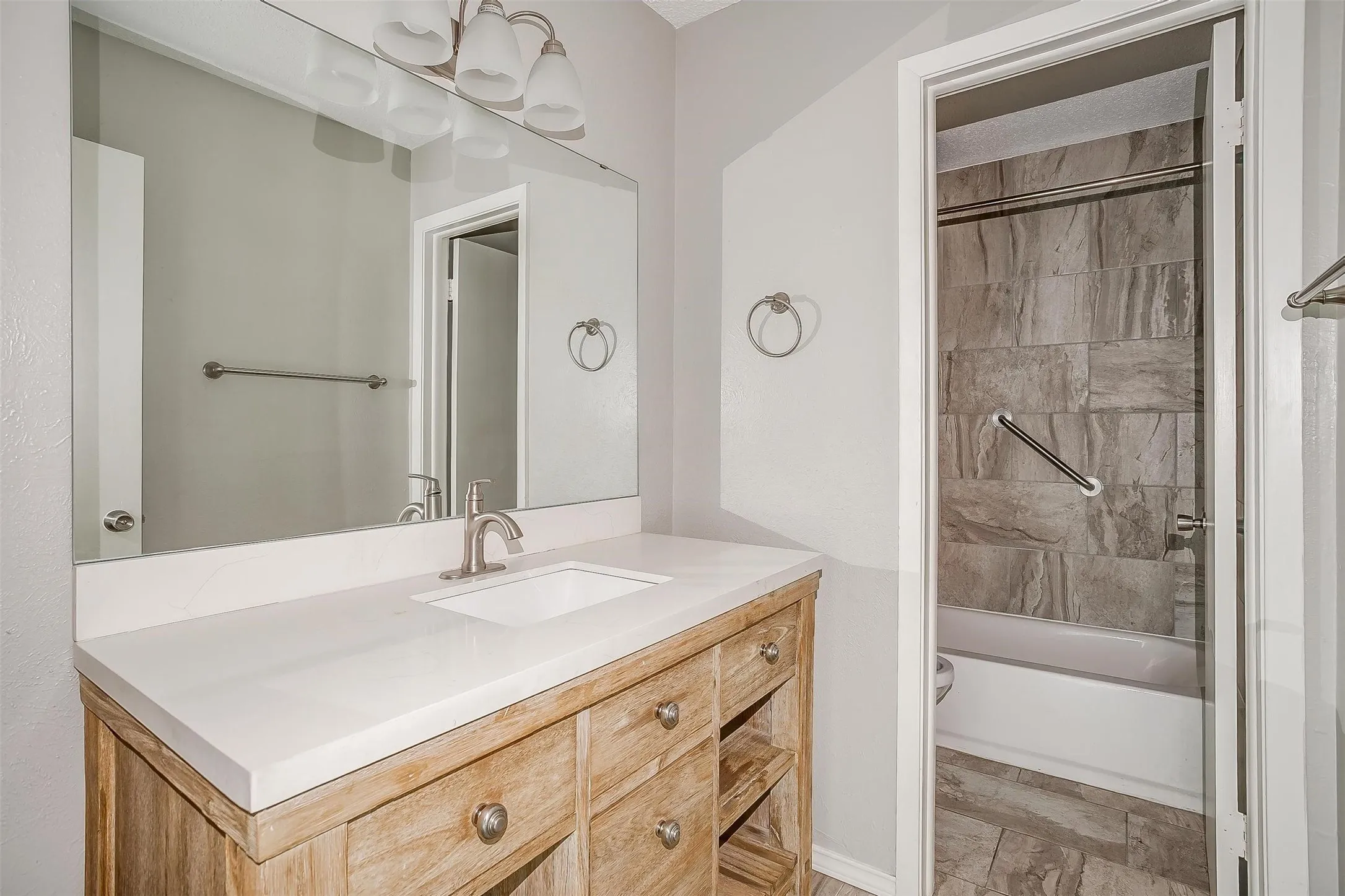 Duplex For Rent in Tarrant County , 4409 Altamesa Boulevard, Fort Worth, Texas 76133, 3 Bedroom, 2 Bathroom, Garage spaces, 1,444 Sqft, built in 1969, mls#21366348, Real Estate Agent in Fort Worth, Homes For Rent in Tarrant county, Homes For Rent in Fort Worth, Realtor in Fort Worth Texas, Real Estate Brokerage Independent Realty Texas, Luminita Cordes Realtor