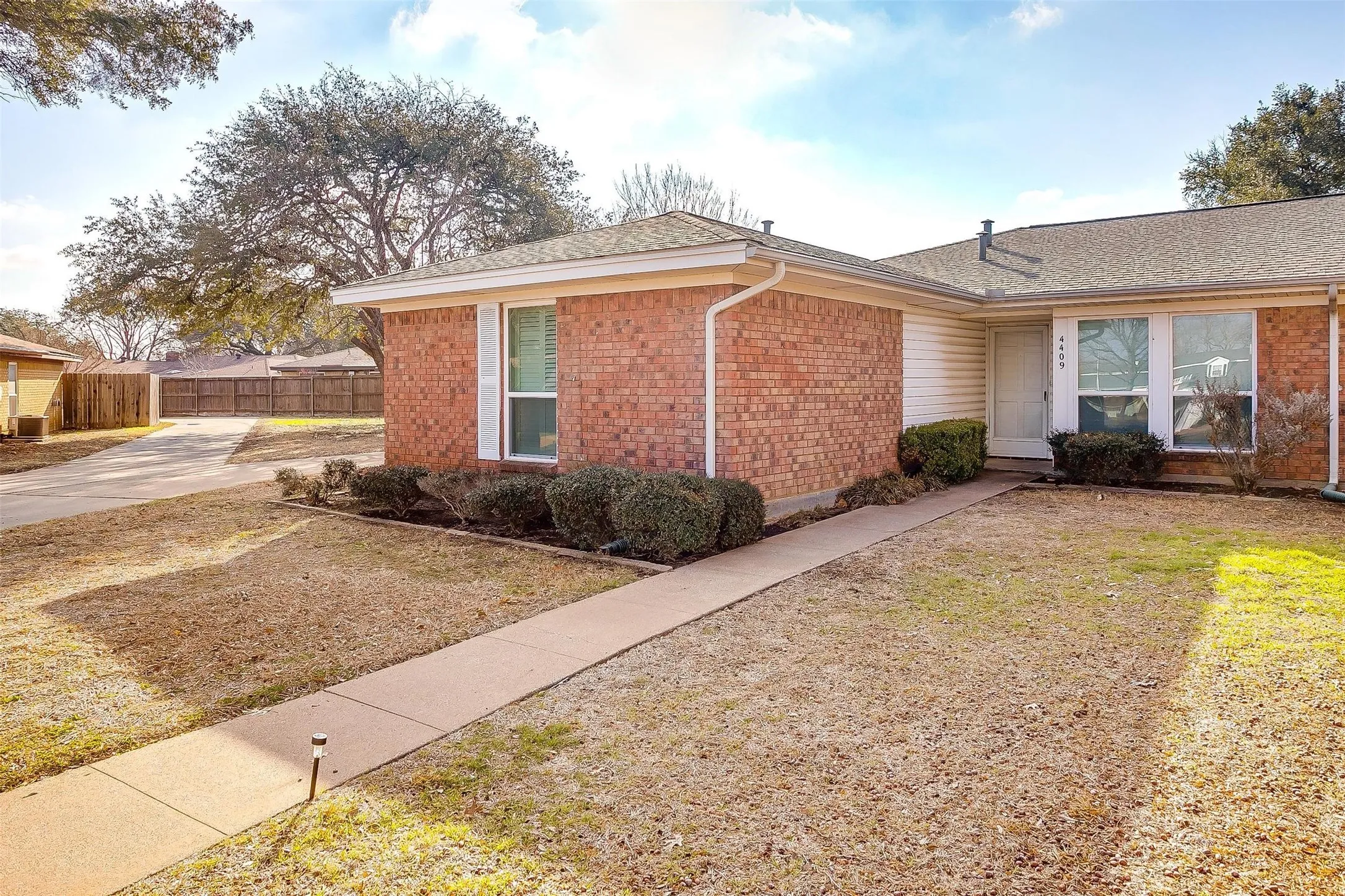 Duplex For Rent in Tarrant County , 4409 Altamesa Boulevard, Fort Worth, Texas 76133, 3 Bedroom, 2 Bathroom, Garage spaces, 1,444 Sqft, built in 1969, mls#21366348, Real Estate Agent in Fort Worth, Homes For Rent in Tarrant county, Homes For Rent in Fort Worth, Realtor in Fort Worth Texas, Real Estate Brokerage Independent Realty Texas, Luminita Cordes Realtor