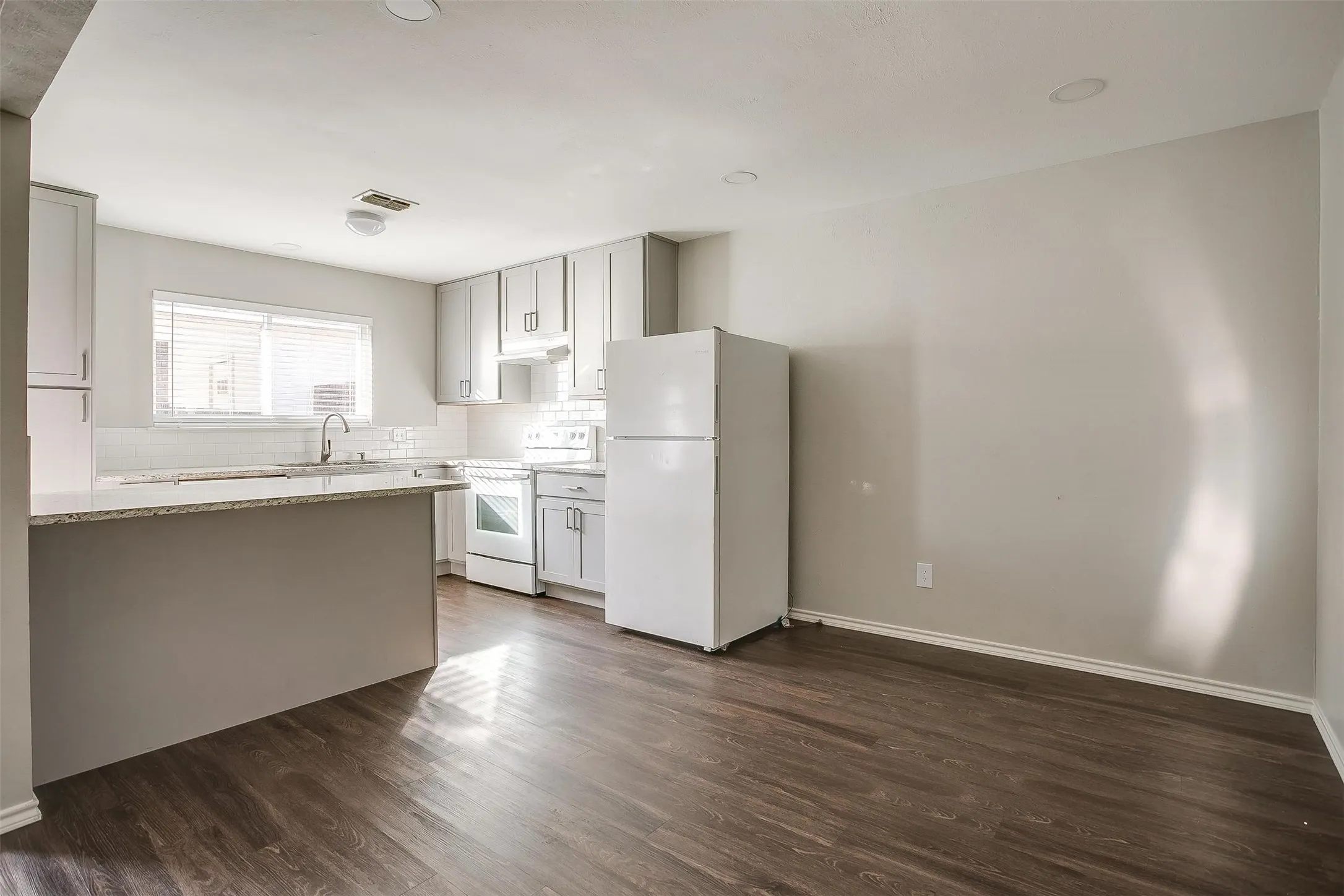 Duplex For Rent in Tarrant County , 4409 Altamesa Boulevard, Fort Worth, Texas 76133, 3 Bedroom, 2 Bathroom, Garage spaces, 1,444 Sqft, built in 1969, mls#21366348, Real Estate Agent in Fort Worth, Homes For Rent in Tarrant county, Homes For Rent in Fort Worth, Realtor in Fort Worth Texas, Real Estate Brokerage Independent Realty Texas, Luminita Cordes Realtor