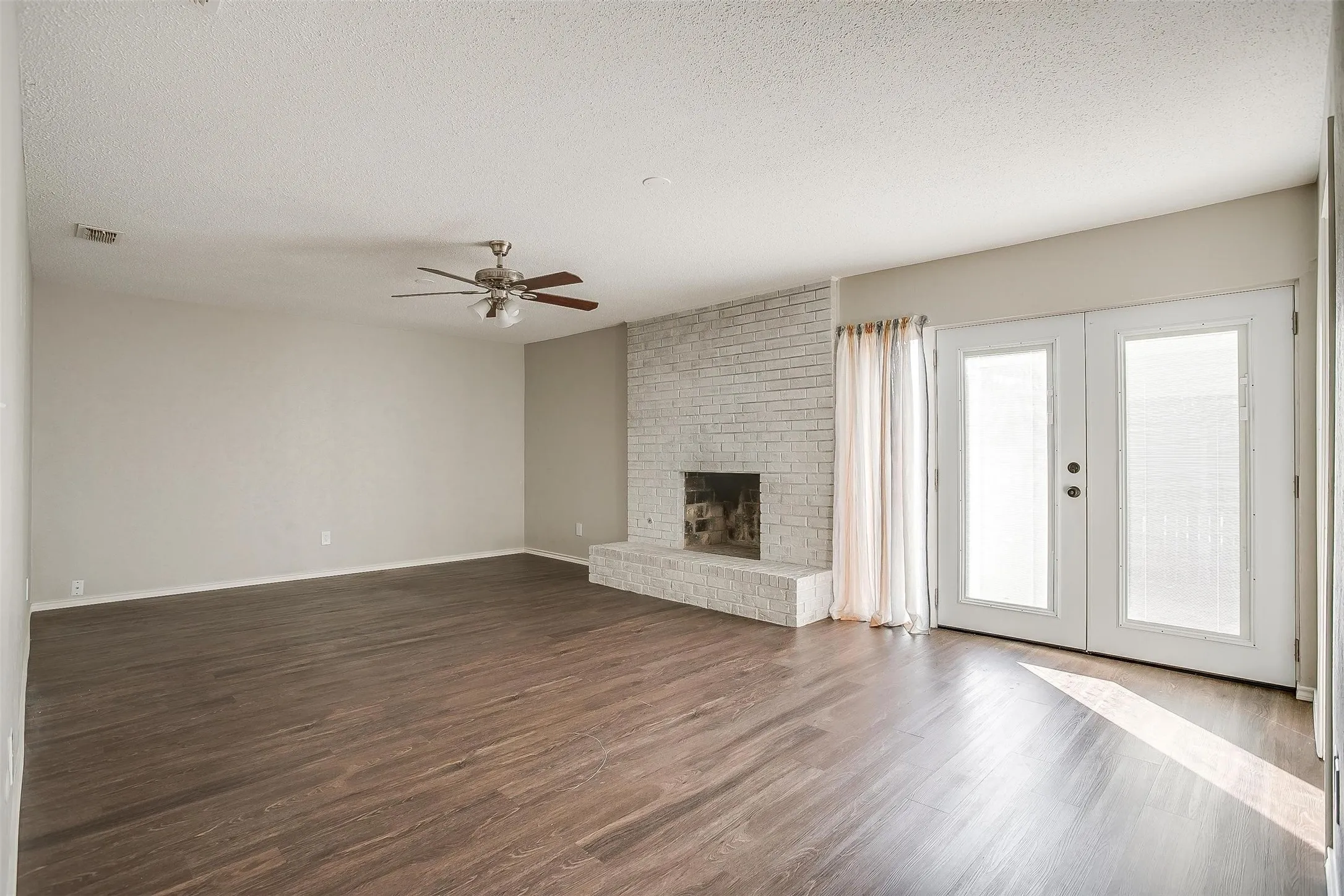 Duplex For Rent in Tarrant County , 4409 Altamesa Boulevard, Fort Worth, Texas 76133, 3 Bedroom, 2 Bathroom, Garage spaces, 1,444 Sqft, built in 1969, mls#21366348, Real Estate Agent in Fort Worth, Homes For Rent in Tarrant county, Homes For Rent in Fort Worth, Realtor in Fort Worth Texas, Real Estate Brokerage Independent Realty Texas, Luminita Cordes Realtor