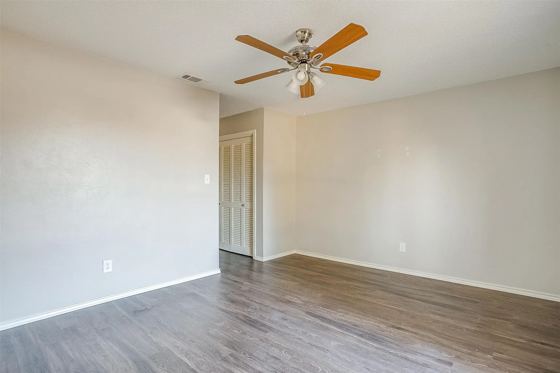 Duplex For Rent in Tarrant County , 4409 Altamesa Boulevard, Fort Worth, Texas 76133, 3 Bedroom, 2 Bathroom, Garage spaces, 1,444 Sqft, built in 1969, mls#21366348, Real Estate Agent in Fort Worth, Homes For Rent in Tarrant county, Homes For Rent in Fort Worth, Realtor in Fort Worth Texas, Real Estate Brokerage Independent Realty Texas, Luminita Cordes Realtor