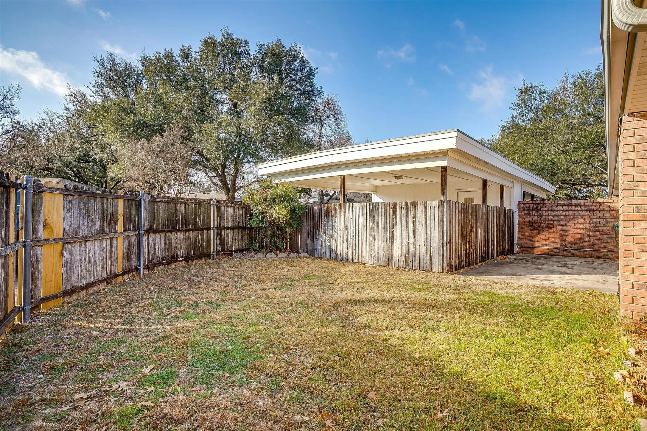 Duplex For Rent in Tarrant County , 4409 Altamesa Boulevard, Fort Worth, Texas 76133, 3 Bedroom, 2 Bathroom, Garage spaces, 1,444 Sqft, built in 1969, mls#21366348, Real Estate Agent in Fort Worth, Homes For Rent in Tarrant county, Homes For Rent in Fort Worth, Realtor in Fort Worth Texas, Real Estate Brokerage Independent Realty Texas, Luminita Cordes Realtor