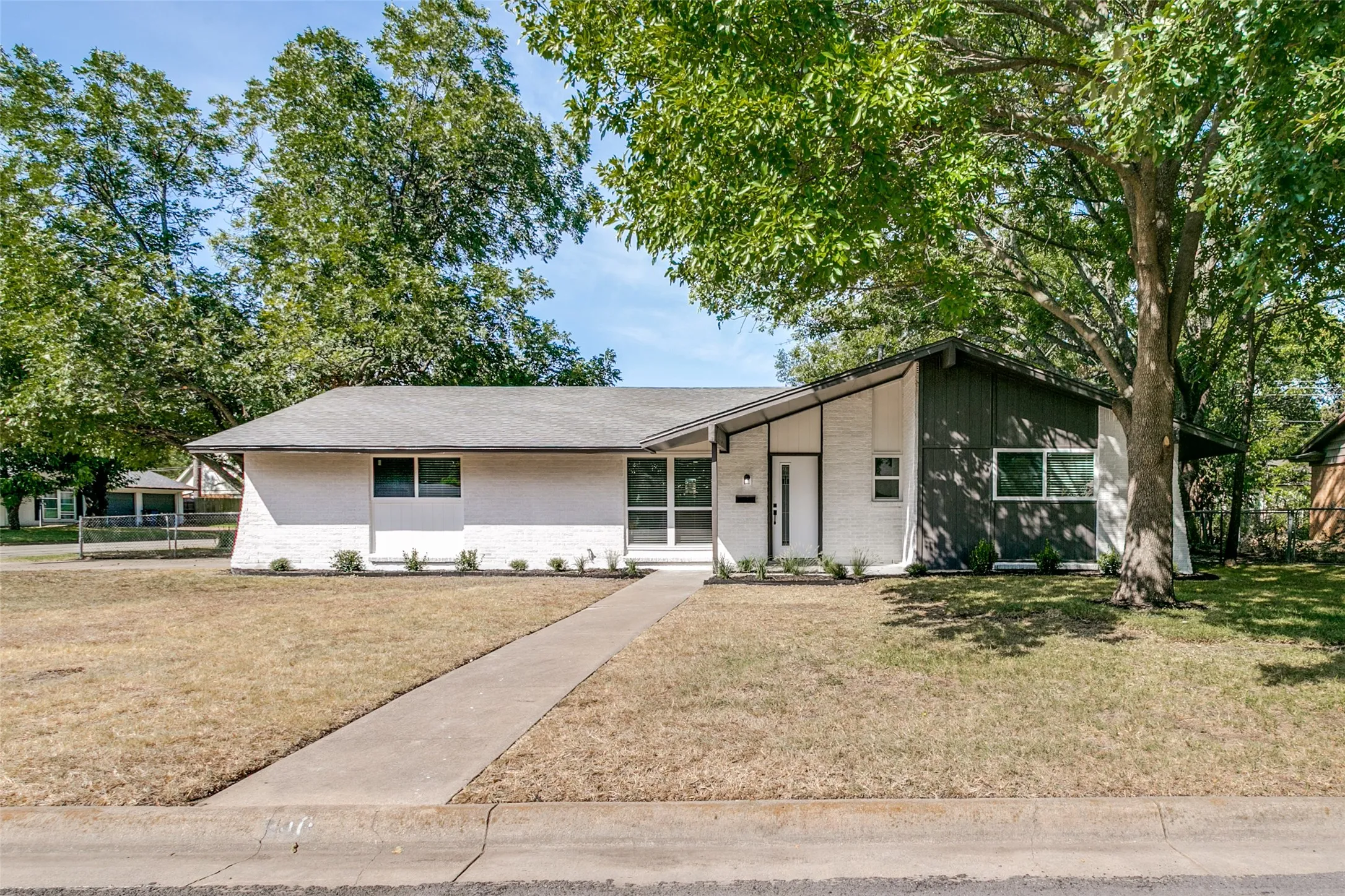 Single Family Residence For Sale in Johnson County , 240 Collins Drive, Burleson, Texas 76028, 3 Bedroom, 2 Bathroom, 2 Garage spaces, 1,536 Sqft, built in 1966, mls#21366399, Real Estate Agent in Burleson, Homes For Sale in Johnson county, Homes For Sale in Burleson, Realtor in Burleson Texas, Real Estate Brokerage Independent Realty Texas, Luminita Cordes Realtor