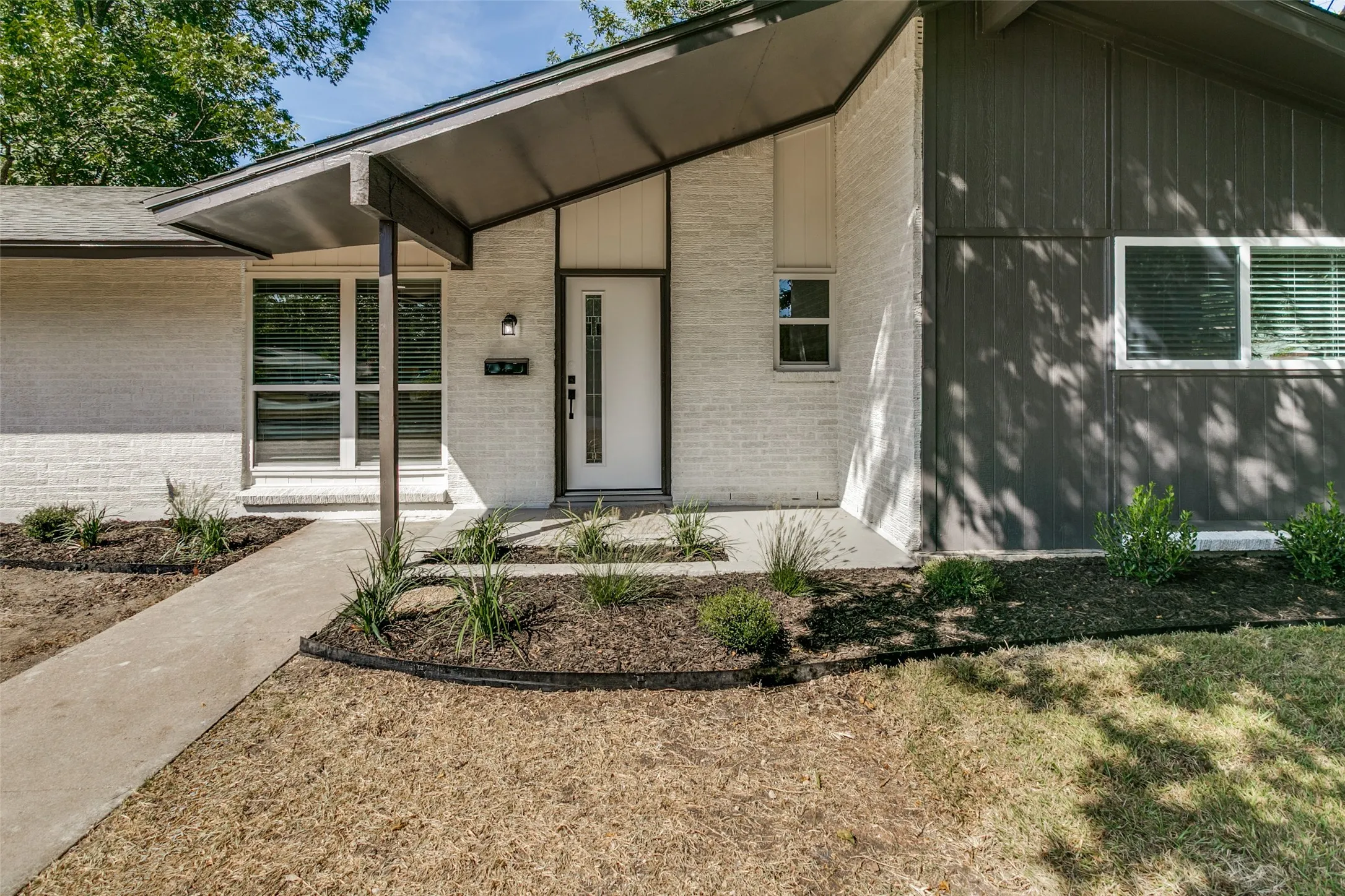 Single Family Residence For Sale in Johnson County , 240 Collins Drive, Burleson, Texas 76028, 3 Bedroom, 2 Bathroom, 2 Garage spaces, 1,536 Sqft, built in 1966, mls#21366399, Real Estate Agent in Burleson, Homes For Sale in Johnson county, Homes For Sale in Burleson, Realtor in Burleson Texas, Real Estate Brokerage Independent Realty Texas, Luminita Cordes Realtor