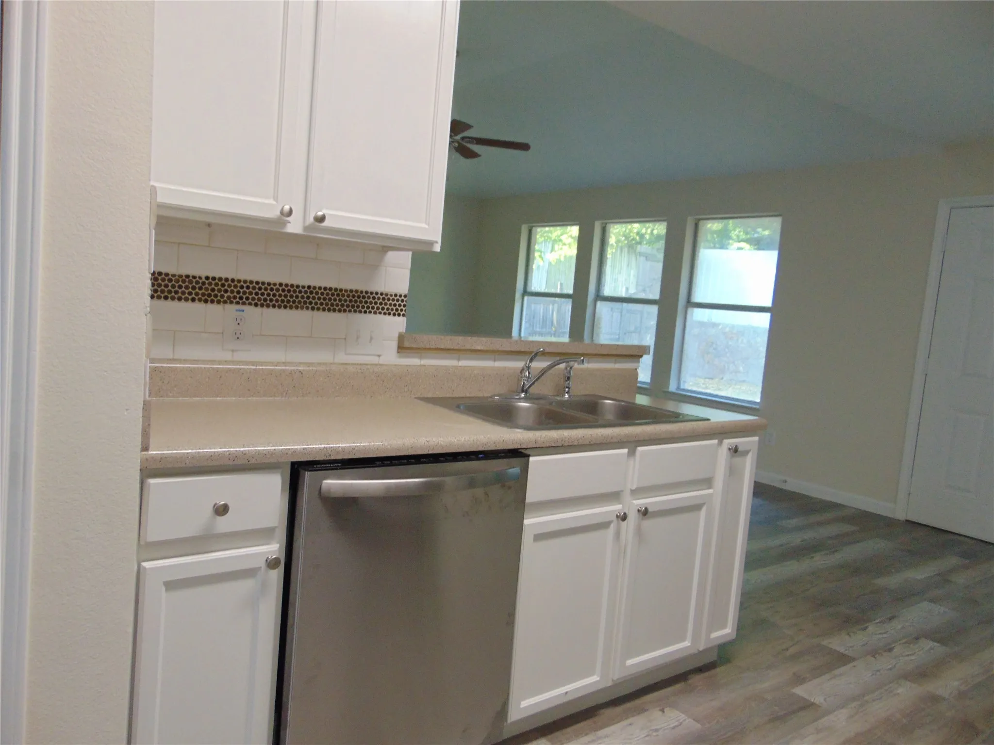 Single Family Residence For Sale in Dallas County , 206 Mazatlan Avenue, Dallas, Texas 75232, 3 Bedroom, 2 Bathroom, 1 Garage spaces, 1,324 Sqft, built in 2006, mls#21346778, Real Estate Agent in Dallas, Homes For Sale in Dallas county, Homes For Sale in Dallas, Realtor in Dallas Texas, Real Estate Brokerage Independent Realty Texas, Luminita Cordes Realtor