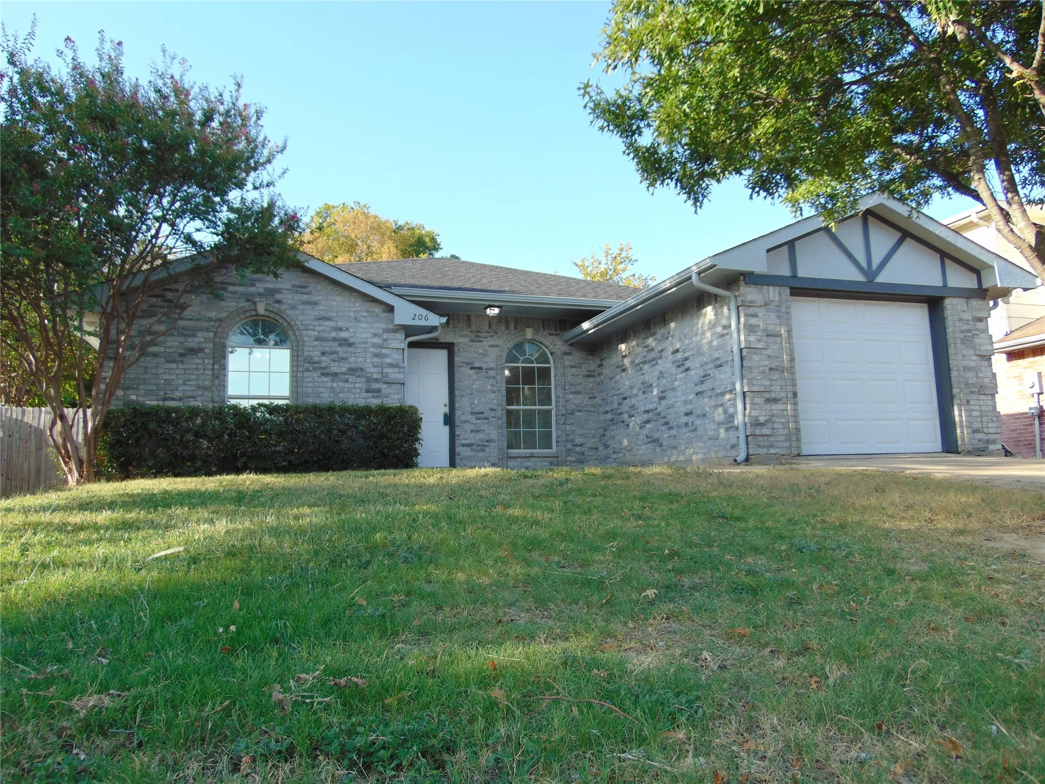 Single Family Residence For Sale in Dallas County , 206 Mazatlan Avenue, Dallas, Texas 75232, 3 Bedroom, 2 Bathroom, 1 Garage spaces, 1,324 Sqft, built in 2006, mls#21346778, Real Estate Agent in Dallas, Homes For Sale in Dallas county, Homes For Sale in Dallas, Realtor in Dallas Texas, Real Estate Brokerage Independent Realty Texas, Luminita Cordes Realtor