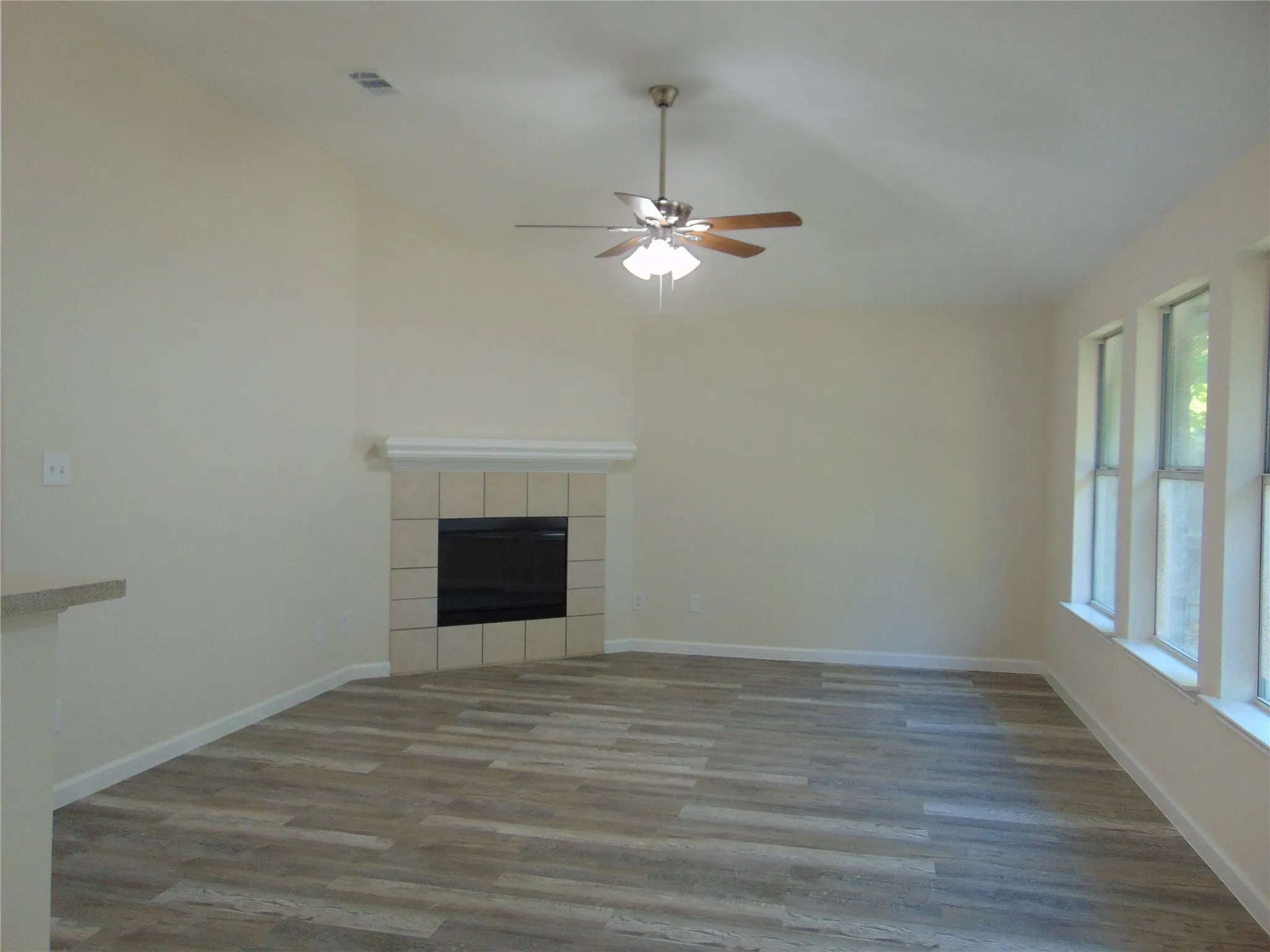 Single Family Residence For Sale in Dallas County , 206 Mazatlan Avenue, Dallas, Texas 75232, 3 Bedroom, 2 Bathroom, 1 Garage spaces, 1,324 Sqft, built in 2006, mls#21346778, Real Estate Agent in Dallas, Homes For Sale in Dallas county, Homes For Sale in Dallas, Realtor in Dallas Texas, Real Estate Brokerage Independent Realty Texas, Luminita Cordes Realtor