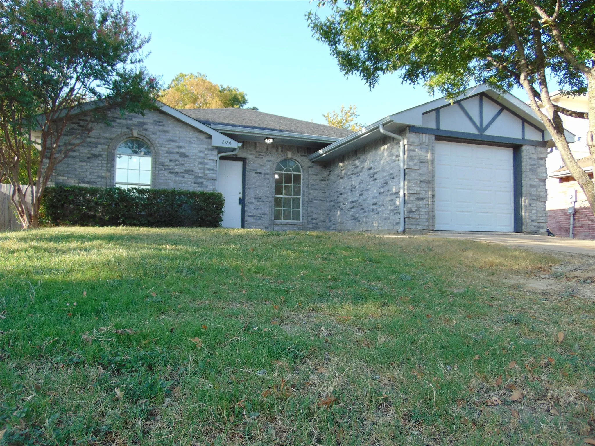 Single Family Residence For Sale in Dallas County , 206 Mazatlan Avenue, Dallas, Texas 75232, 3 Bedroom, 2 Bathroom, 1 Garage spaces, 1,324 Sqft, built in 2006, mls#21346778, Real Estate Agent in Dallas, Homes For Sale in Dallas county, Homes For Sale in Dallas, Realtor in Dallas Texas, Real Estate Brokerage Independent Realty Texas, Luminita Cordes Realtor