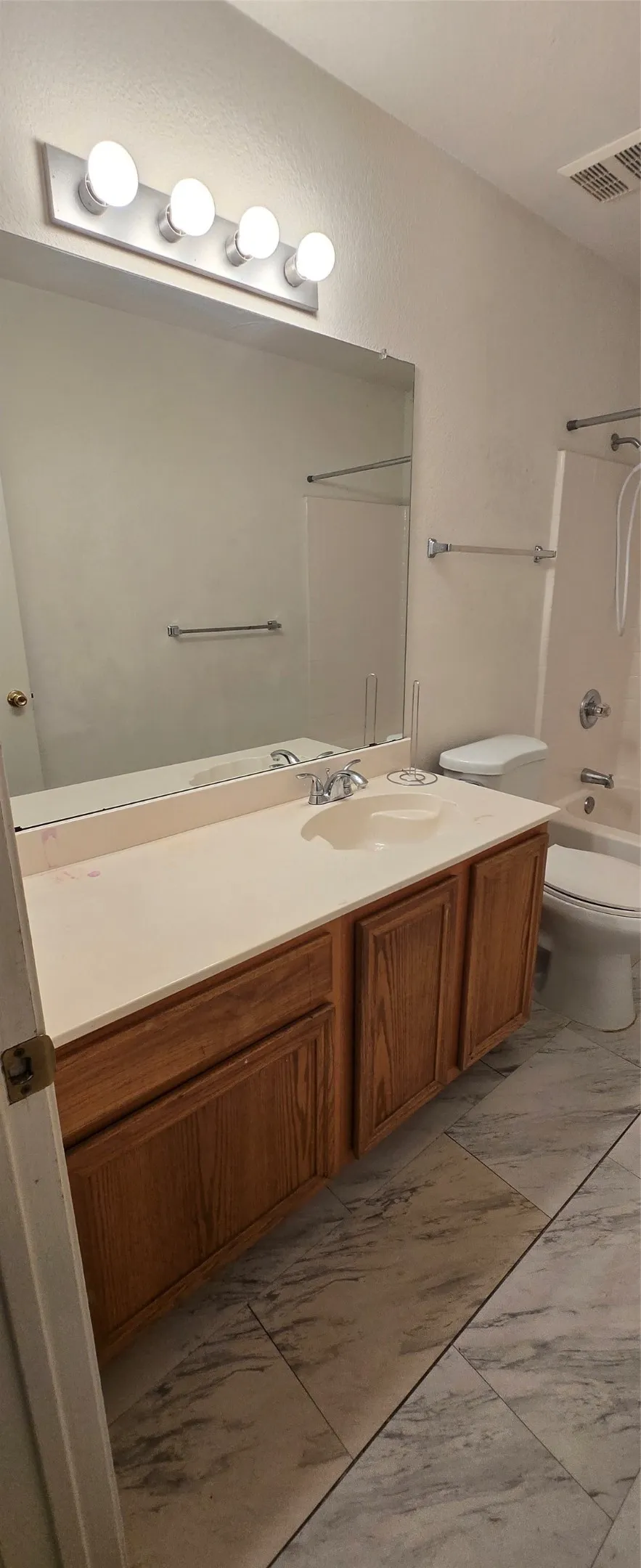 Single Family Residence For Rent in Dallas County , 1912 Chapman Drive, Lancaster, Texas 75134, 4 Bedroom, 2 Bathroom, 2 Garage spaces, 1,940 Sqft, built in 2000, mls#21366404, Real Estate Agent in Lancaster, Homes For Rent in Dallas county, Homes For Rent in Lancaster, Realtor in Lancaster Texas, Real Estate Brokerage Independent Realty Texas, Luminita Cordes Realtor