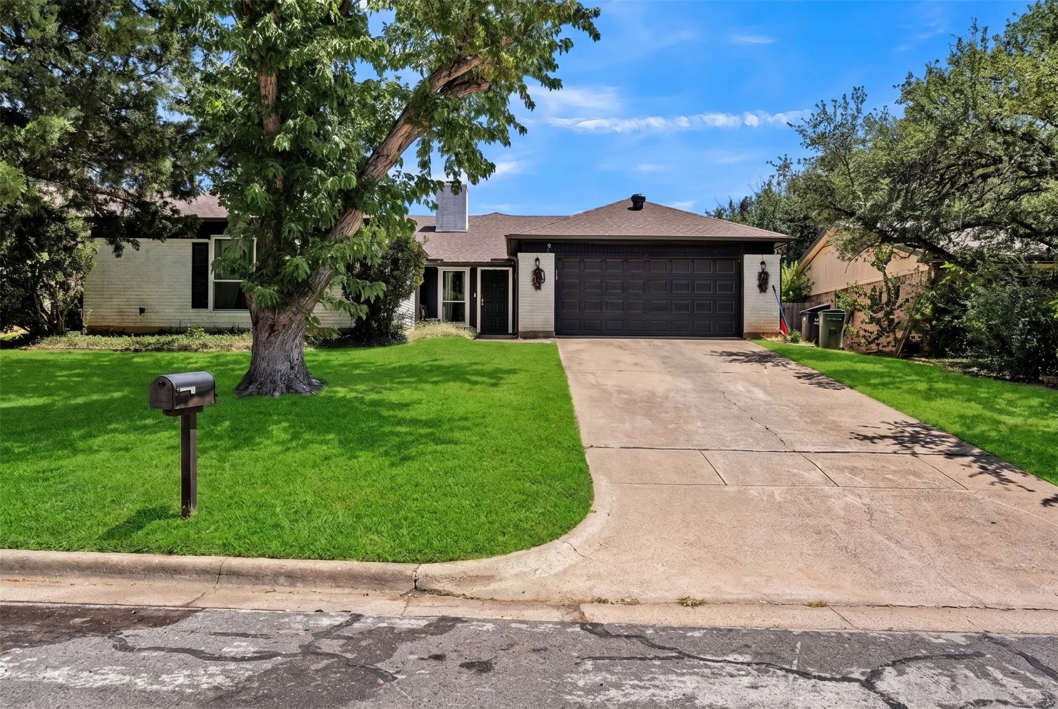 Single Family Residence For Sale in Tarrant County , 3813 Lynbrook Lane, Arlington, Texas 76015, 3 Bedroom, 2 Bathroom, 2 Garage spaces, 1,708 Sqft, built in 1979, mls#21349935, Real Estate Agent in Arlington, Homes For Sale in Tarrant county, Homes For Sale in Arlington, Realtor in Arlington Texas, Real Estate Brokerage Independent Realty Texas, Luminita Cordes Realtor