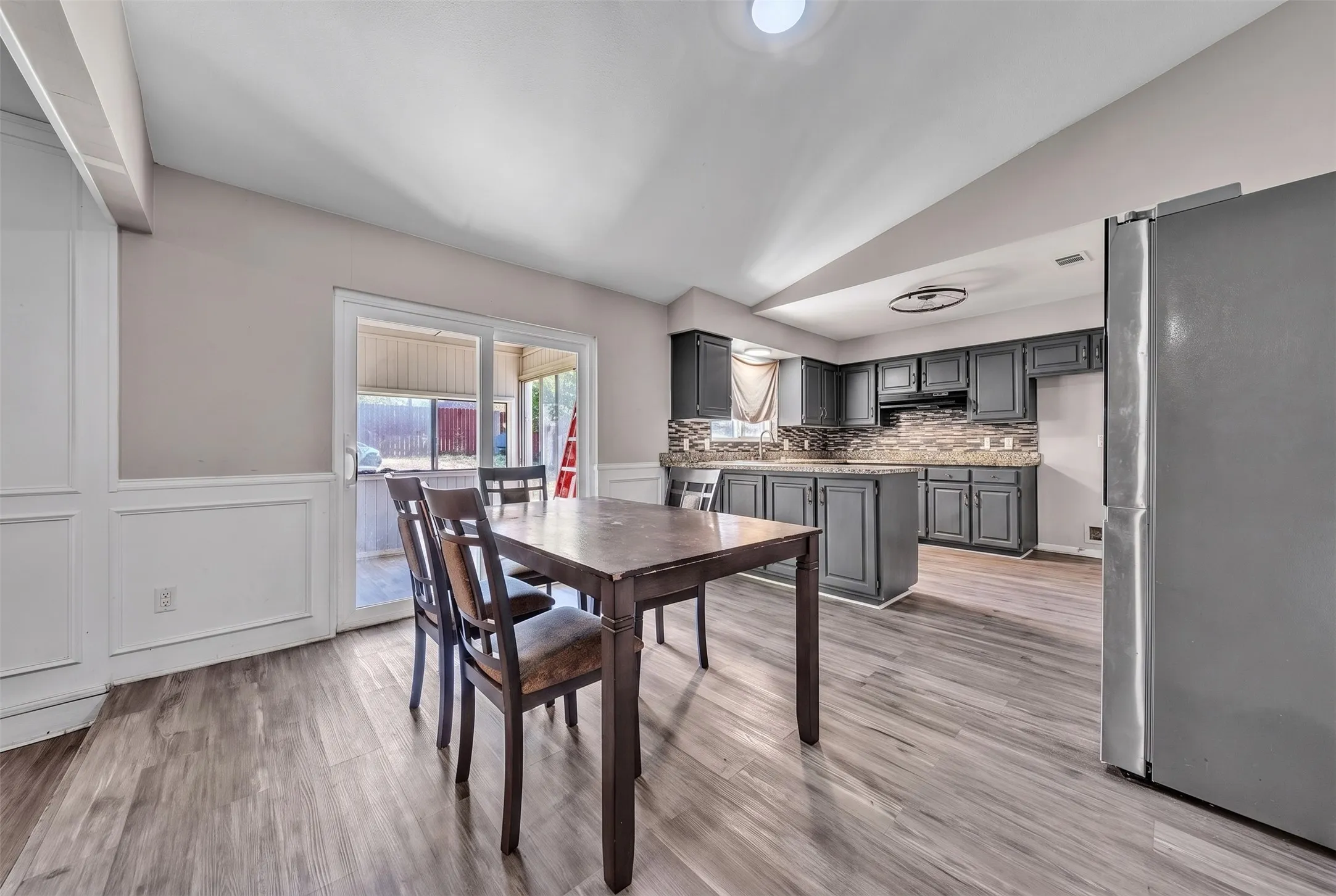 Single Family Residence For Sale in Tarrant County , 3813 Lynbrook Lane, Arlington, Texas 76015, 3 Bedroom, 2 Bathroom, 2 Garage spaces, 1,708 Sqft, built in 1979, mls#21349935, Real Estate Agent in Arlington, Homes For Sale in Tarrant county, Homes For Sale in Arlington, Realtor in Arlington Texas, Real Estate Brokerage Independent Realty Texas, Luminita Cordes Realtor