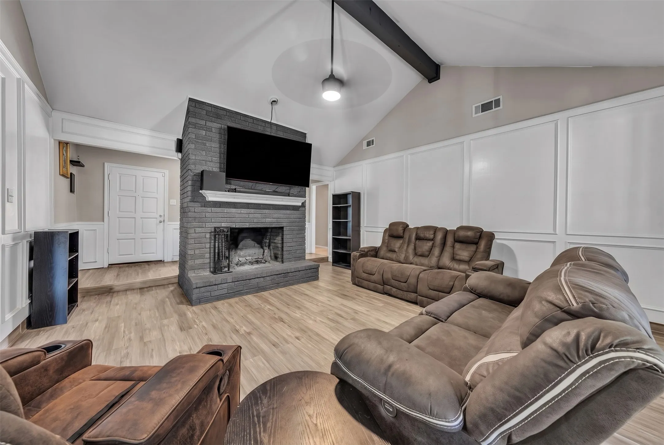 Single Family Residence For Sale in Tarrant County , 3813 Lynbrook Lane, Arlington, Texas 76015, 3 Bedroom, 2 Bathroom, 2 Garage spaces, 1,708 Sqft, built in 1979, mls#21349935, Real Estate Agent in Arlington, Homes For Sale in Tarrant county, Homes For Sale in Arlington, Realtor in Arlington Texas, Real Estate Brokerage Independent Realty Texas, Luminita Cordes Realtor