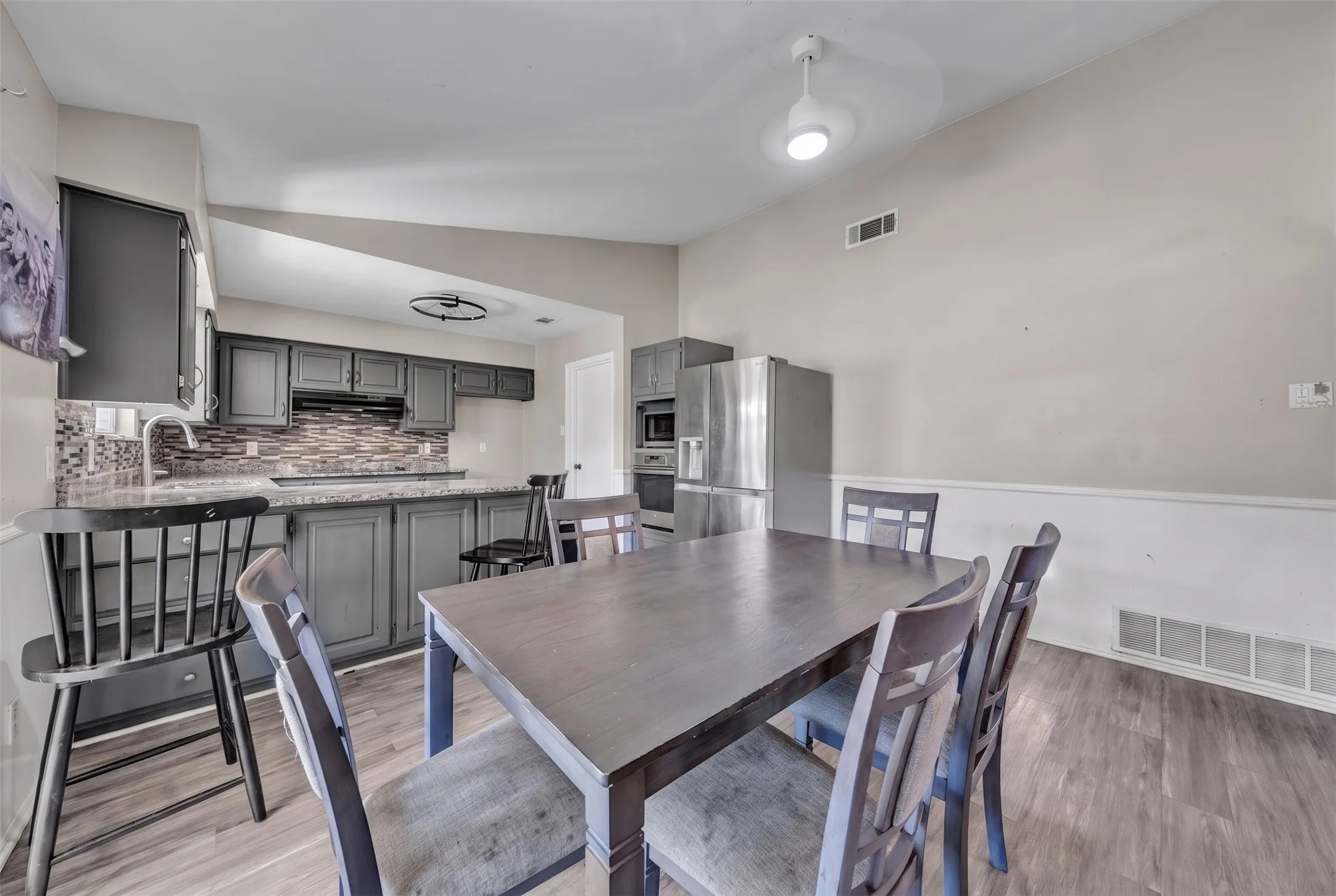 Single Family Residence For Sale in Tarrant County , 3813 Lynbrook Lane, Arlington, Texas 76015, 3 Bedroom, 2 Bathroom, 2 Garage spaces, 1,708 Sqft, built in 1979, mls#21349935, Real Estate Agent in Arlington, Homes For Sale in Tarrant county, Homes For Sale in Arlington, Realtor in Arlington Texas, Real Estate Brokerage Independent Realty Texas, Luminita Cordes Realtor