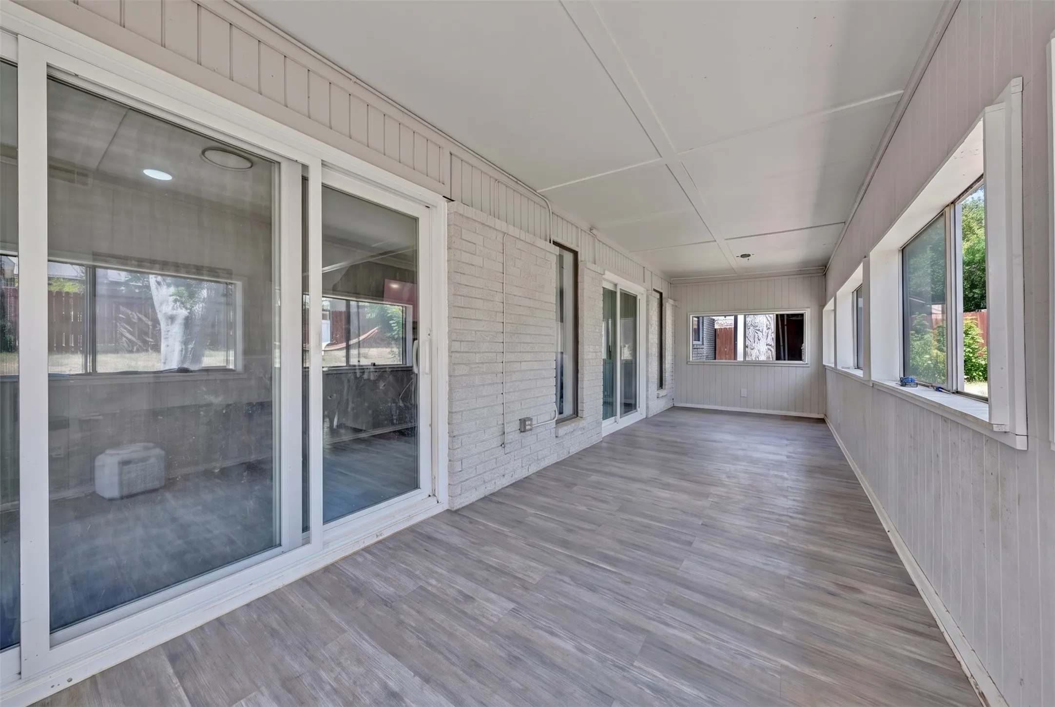 Single Family Residence For Sale in Tarrant County , 3813 Lynbrook Lane, Arlington, Texas 76015, 3 Bedroom, 2 Bathroom, 2 Garage spaces, 1,708 Sqft, built in 1979, mls#21349935, Real Estate Agent in Arlington, Homes For Sale in Tarrant county, Homes For Sale in Arlington, Realtor in Arlington Texas, Real Estate Brokerage Independent Realty Texas, Luminita Cordes Realtor