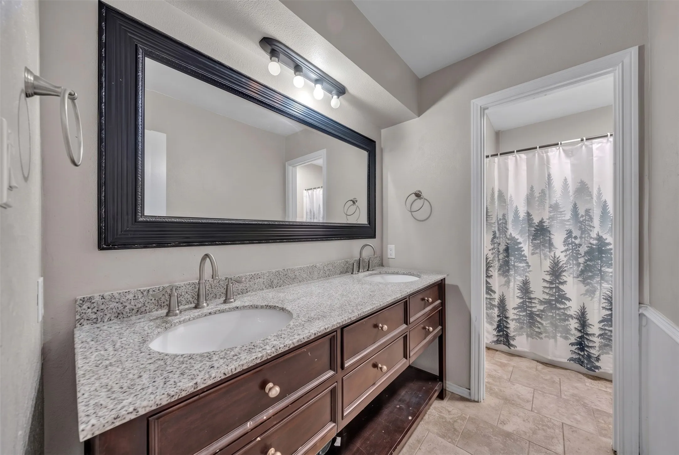 Single Family Residence For Sale in Tarrant County , 3813 Lynbrook Lane, Arlington, Texas 76015, 3 Bedroom, 2 Bathroom, 2 Garage spaces, 1,708 Sqft, built in 1979, mls#21349935, Real Estate Agent in Arlington, Homes For Sale in Tarrant county, Homes For Sale in Arlington, Realtor in Arlington Texas, Real Estate Brokerage Independent Realty Texas, Luminita Cordes Realtor