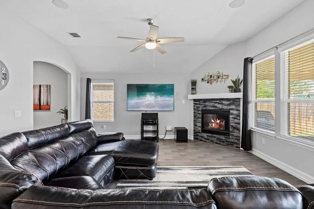 Single Family Residence For Sale in Collin County , 3729 Holley Ridge Way, Mc Kinney, Texas 75071, 3 Bedroom, 2 Bathroom, 2 Garage spaces, 2,351 Sqft, built in 2019, mls#21363395, Real Estate Agent in Mc Kinney, Homes For Sale in Collin county, Homes For Sale in Mc Kinney, Realtor in Mc Kinney Texas, Real Estate Brokerage Independent Realty Texas, Luminita Cordes Realtor