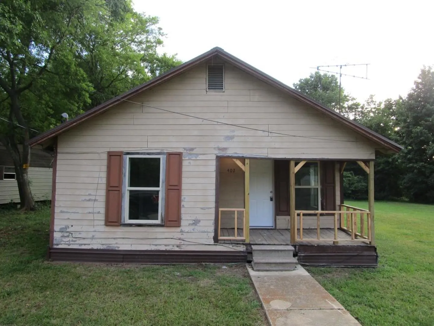 Single Family Residence For Sale in Cass County , 402 Dorsey Street, Linden, Texas 75563, 3 Bedroom, 1 Bathroom, Garage spaces, 927 Sqft, built in 1930, mls#21366410, Real Estate Agent in Linden, Homes For Sale in Cass county, Homes For Sale in Linden, Realtor in Linden Texas, Real Estate Brokerage Independent Realty Texas, Luminita Cordes Realtor