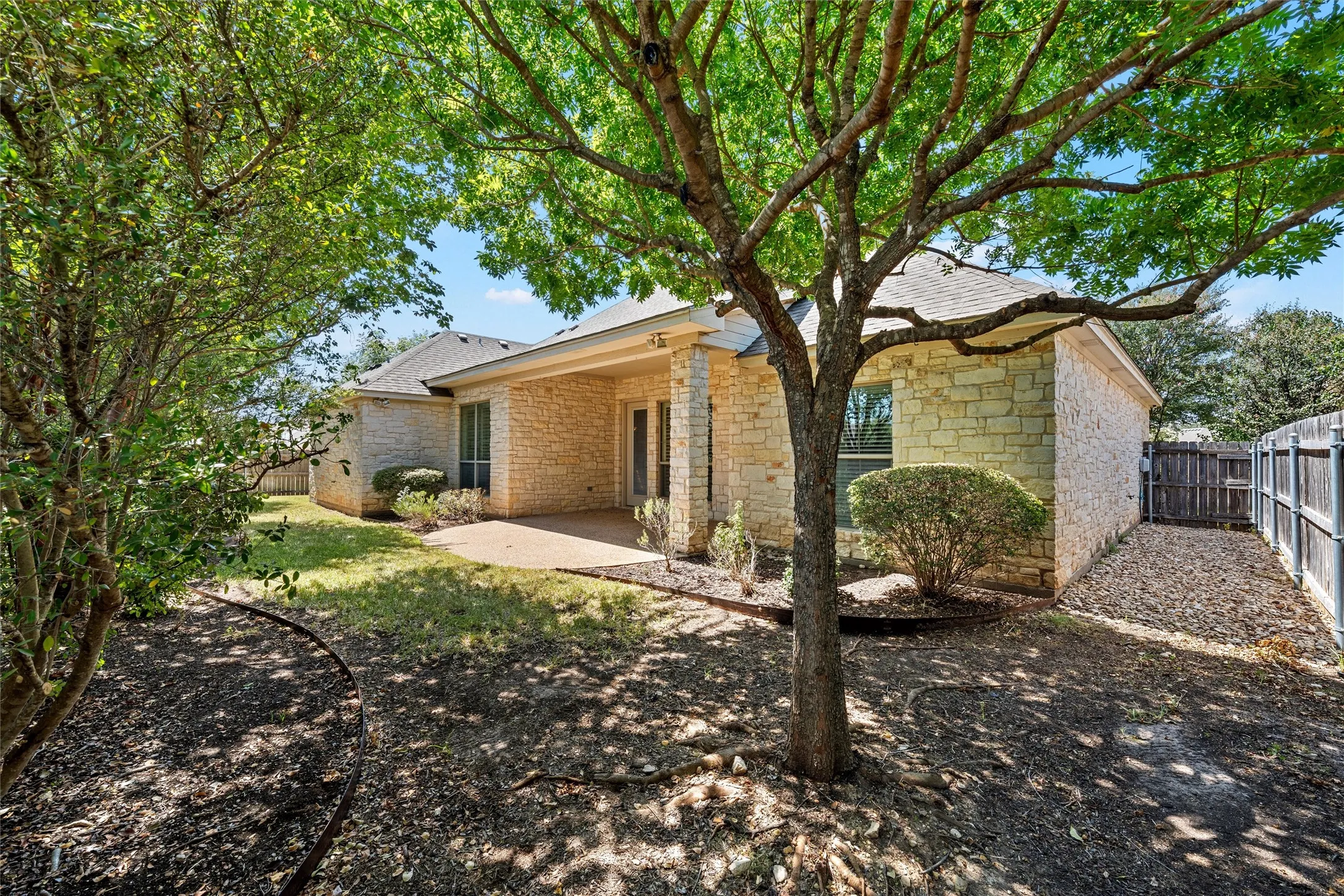 Single Family Residence For Sale in Mc Lennan County , 337 Edinburgh Lane, Waco, Texas 76712, 4 Bedroom, 3 Bathroom, 2 Garage spaces, 2,271 Sqft, built in 2010, mls#21365199, Real Estate Agent in Waco, Homes For Sale in Mc Lennan county, Homes For Sale in Waco, Realtor in Waco Texas, Real Estate Brokerage Independent Realty Texas, Luminita Cordes Realtor