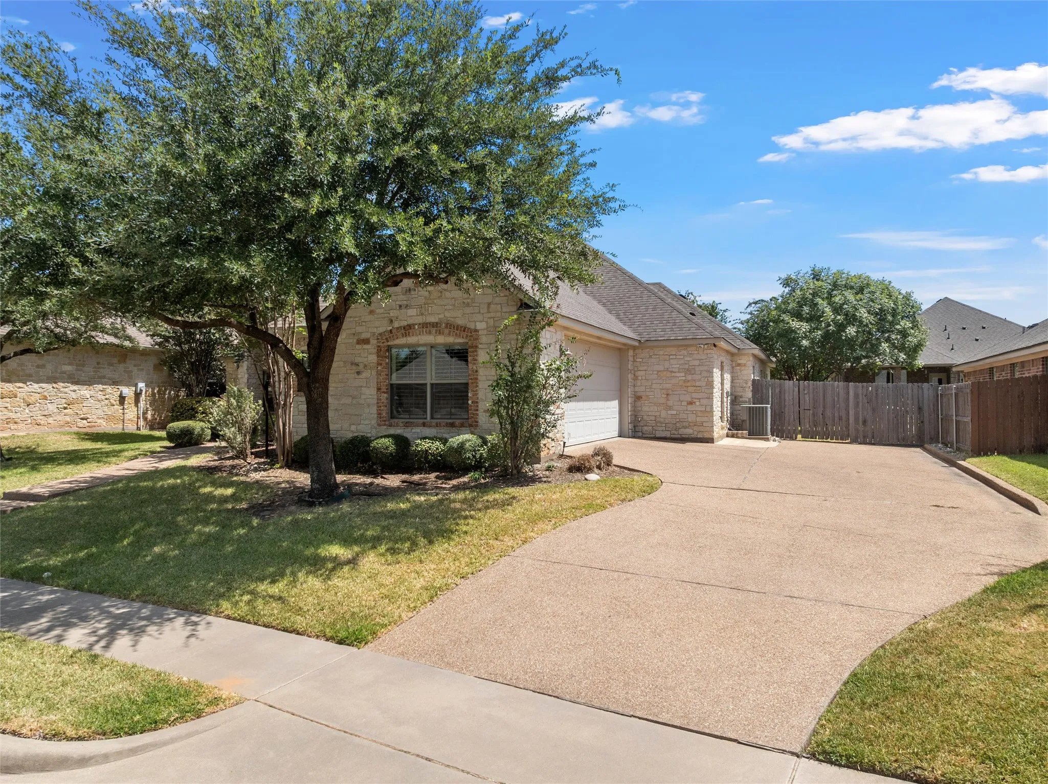 Single Family Residence For Sale in Mc Lennan County , 337 Edinburgh Lane, Waco, Texas 76712, 4 Bedroom, 3 Bathroom, 2 Garage spaces, 2,271 Sqft, built in 2010, mls#21365199, Real Estate Agent in Waco, Homes For Sale in Mc Lennan county, Homes For Sale in Waco, Realtor in Waco Texas, Real Estate Brokerage Independent Realty Texas, Luminita Cordes Realtor