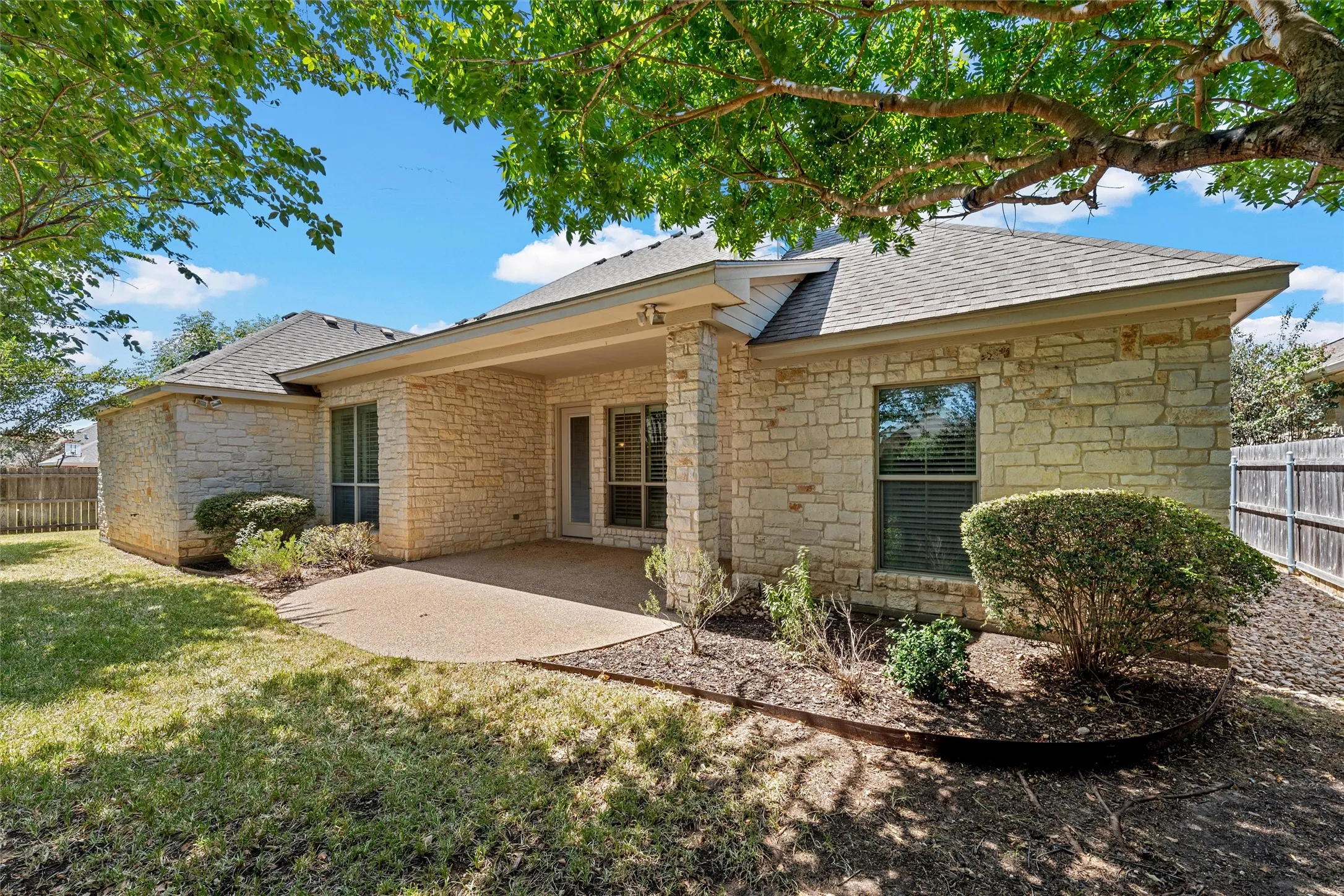 Single Family Residence For Sale in Mc Lennan County , 337 Edinburgh Lane, Waco, Texas 76712, 4 Bedroom, 3 Bathroom, 2 Garage spaces, 2,271 Sqft, built in 2010, mls#21365199, Real Estate Agent in Waco, Homes For Sale in Mc Lennan county, Homes For Sale in Waco, Realtor in Waco Texas, Real Estate Brokerage Independent Realty Texas, Luminita Cordes Realtor