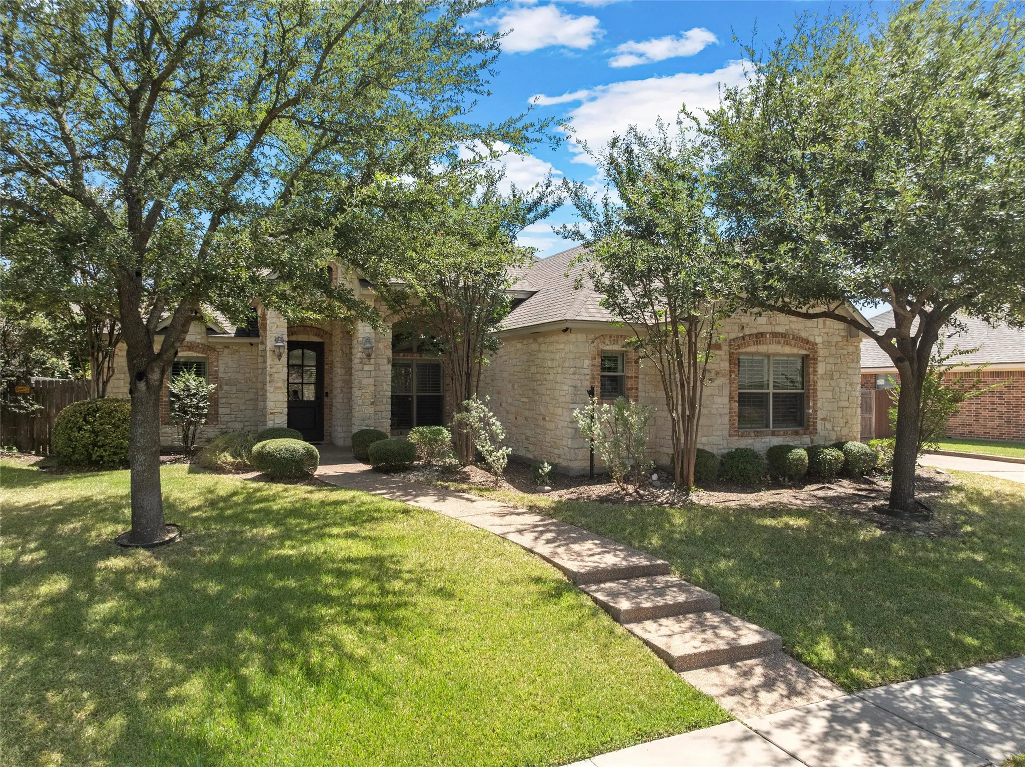 Single Family Residence For Sale in Mc Lennan County , 337 Edinburgh Lane, Waco, Texas 76712, 4 Bedroom, 3 Bathroom, 2 Garage spaces, 2,271 Sqft, built in 2010, mls#21365199, Real Estate Agent in Waco, Homes For Sale in Mc Lennan county, Homes For Sale in Waco, Realtor in Waco Texas, Real Estate Brokerage Independent Realty Texas, Luminita Cordes Realtor
