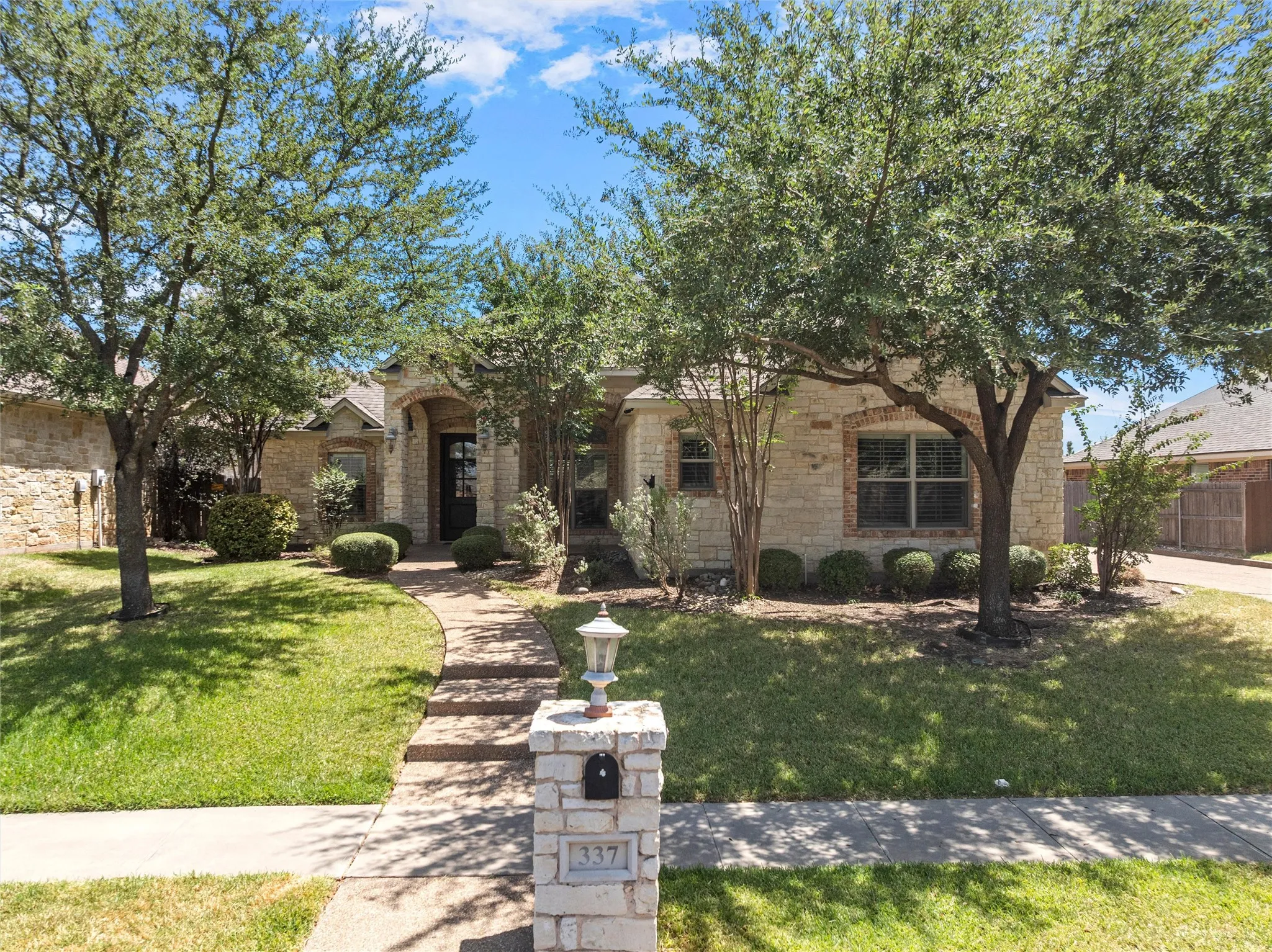 Single Family Residence For Sale in Mc Lennan County , 337 Edinburgh Lane, Waco, Texas 76712, 4 Bedroom, 3 Bathroom, 2 Garage spaces, 2,271 Sqft, built in 2010, mls#21365199, Real Estate Agent in Waco, Homes For Sale in Mc Lennan county, Homes For Sale in Waco, Realtor in Waco Texas, Real Estate Brokerage Independent Realty Texas, Luminita Cordes Realtor