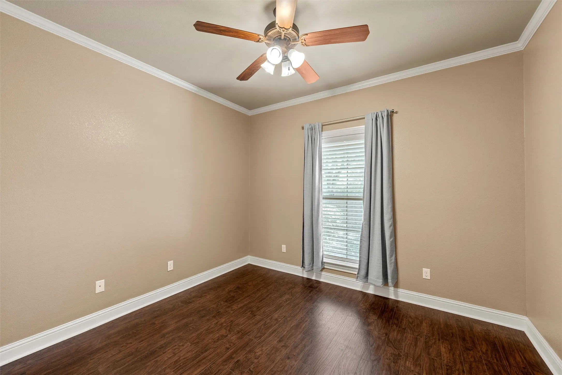 Single Family Residence For Sale in Mc Lennan County , 337 Edinburgh Lane, Waco, Texas 76712, 4 Bedroom, 3 Bathroom, 2 Garage spaces, 2,271 Sqft, built in 2010, mls#21365199, Real Estate Agent in Waco, Homes For Sale in Mc Lennan county, Homes For Sale in Waco, Realtor in Waco Texas, Real Estate Brokerage Independent Realty Texas, Luminita Cordes Realtor