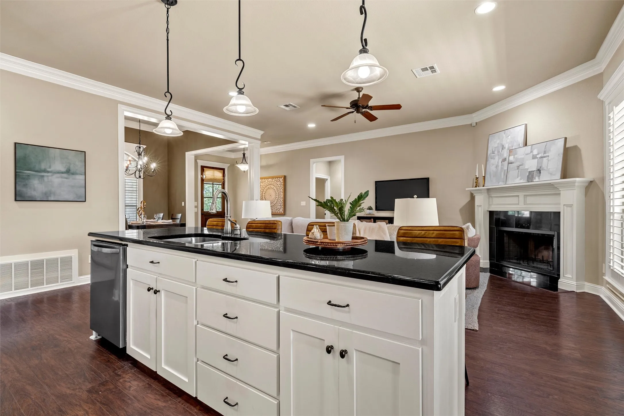 Single Family Residence For Sale in Mc Lennan County , 337 Edinburgh Lane, Waco, Texas 76712, 4 Bedroom, 3 Bathroom, 2 Garage spaces, 2,271 Sqft, built in 2010, mls#21365199, Real Estate Agent in Waco, Homes For Sale in Mc Lennan county, Homes For Sale in Waco, Realtor in Waco Texas, Real Estate Brokerage Independent Realty Texas, Luminita Cordes Realtor